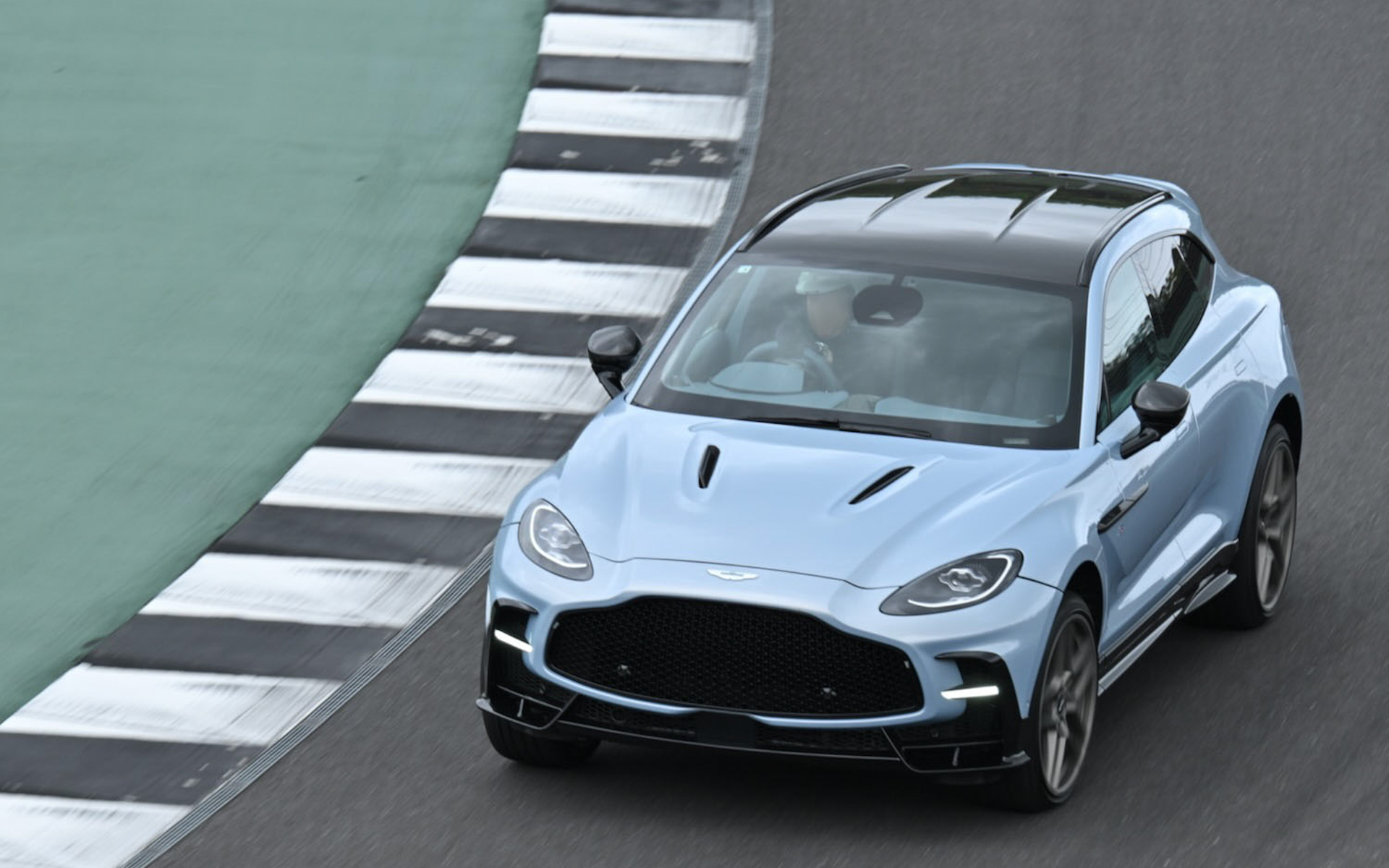 ピット前のアップダウンを攻めるDBX S。前を走るヴァンテージ Sにぴたりとついて走れるのは驚異的