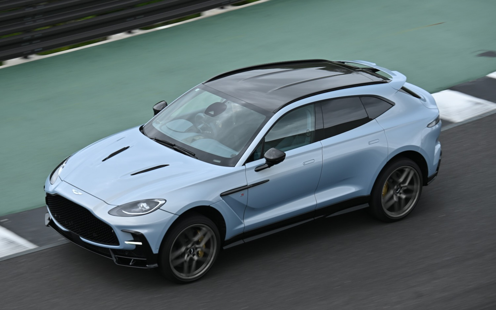 ピット前のアップダウンを攻めるDBX S。前を走るヴァンテージ Sにぴたりとついて走れるのは驚異的