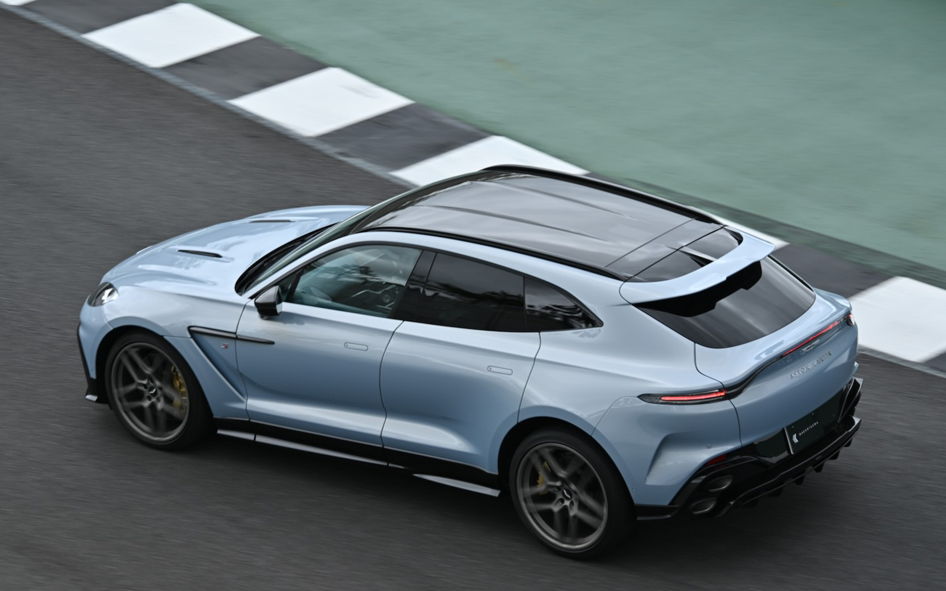 ピット前のアップダウンを攻めるDBX S。前を走るヴァンテージ Sにぴたりとついて走れるのは驚異的