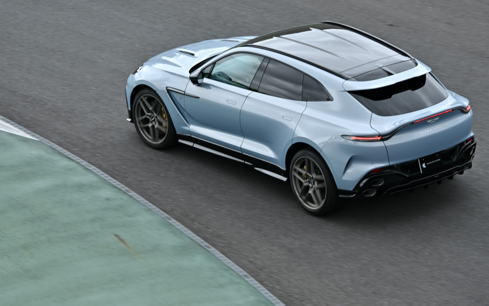 ピット前のアップダウンを攻めるDBX S。前を走るヴァンテージ Sにぴたりとついて走れるのは驚異的