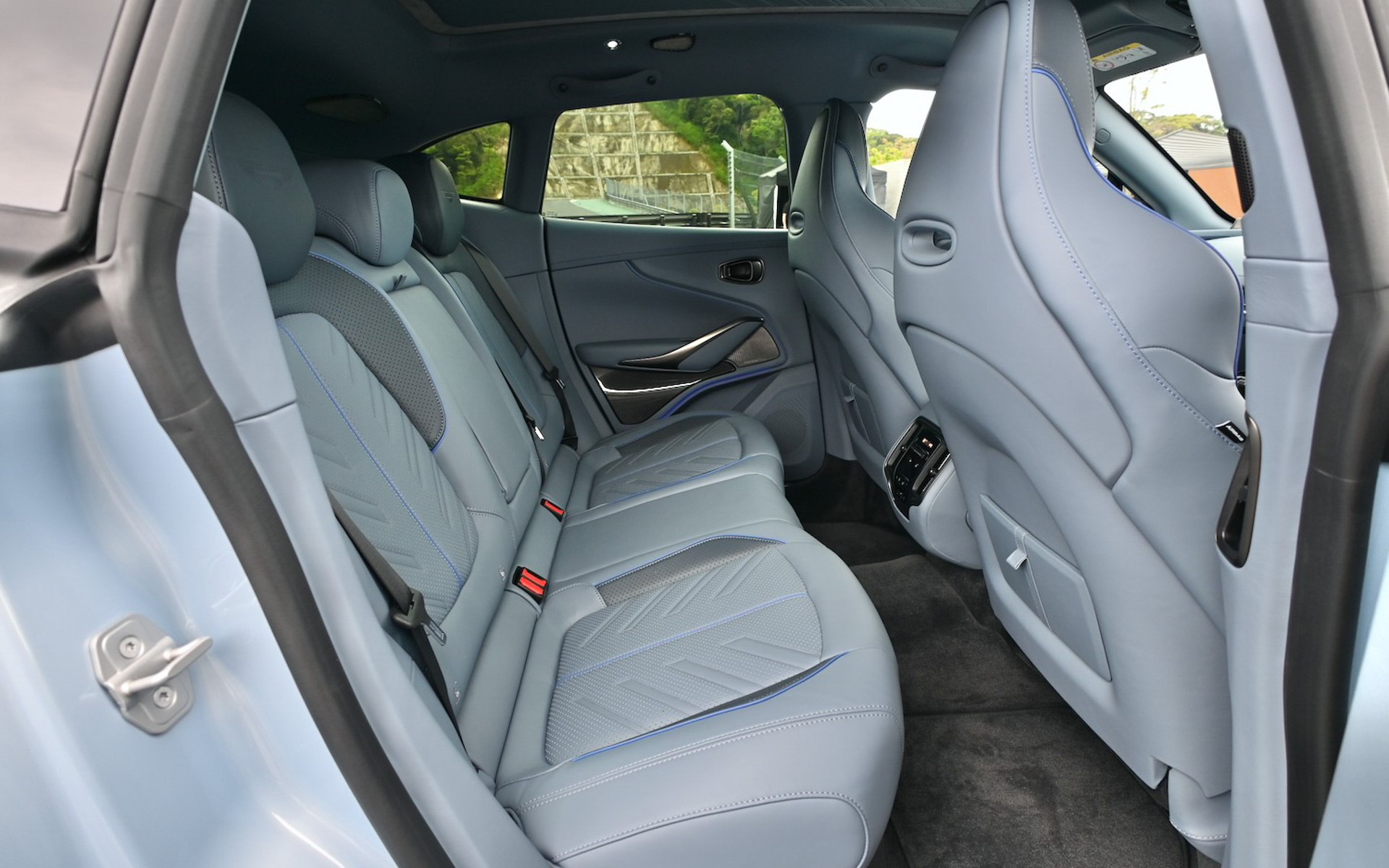 DBX Sのインテリア