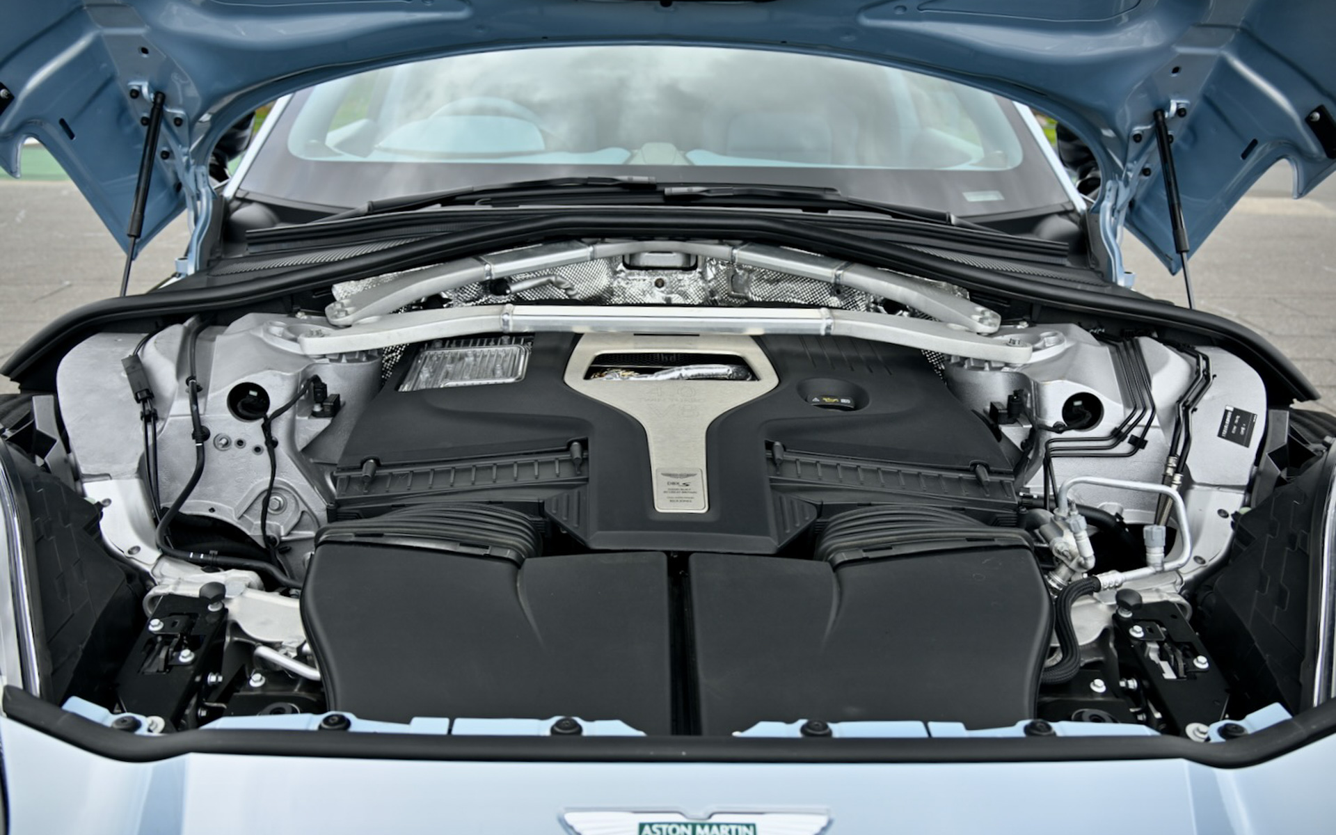 V型8気筒4.0リッターツインターボエンジンは最高出力727PS（DBX707に20PS上乗せ）、最大トルク900Nmを発生