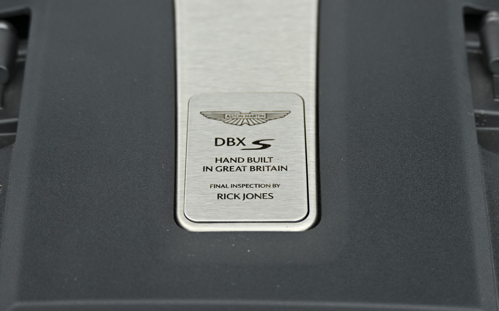 V型8気筒4.0リッターツインターボエンジンは最高出力727PS（DBX707に20PS上乗せ）、最大トルク900Nmを発生