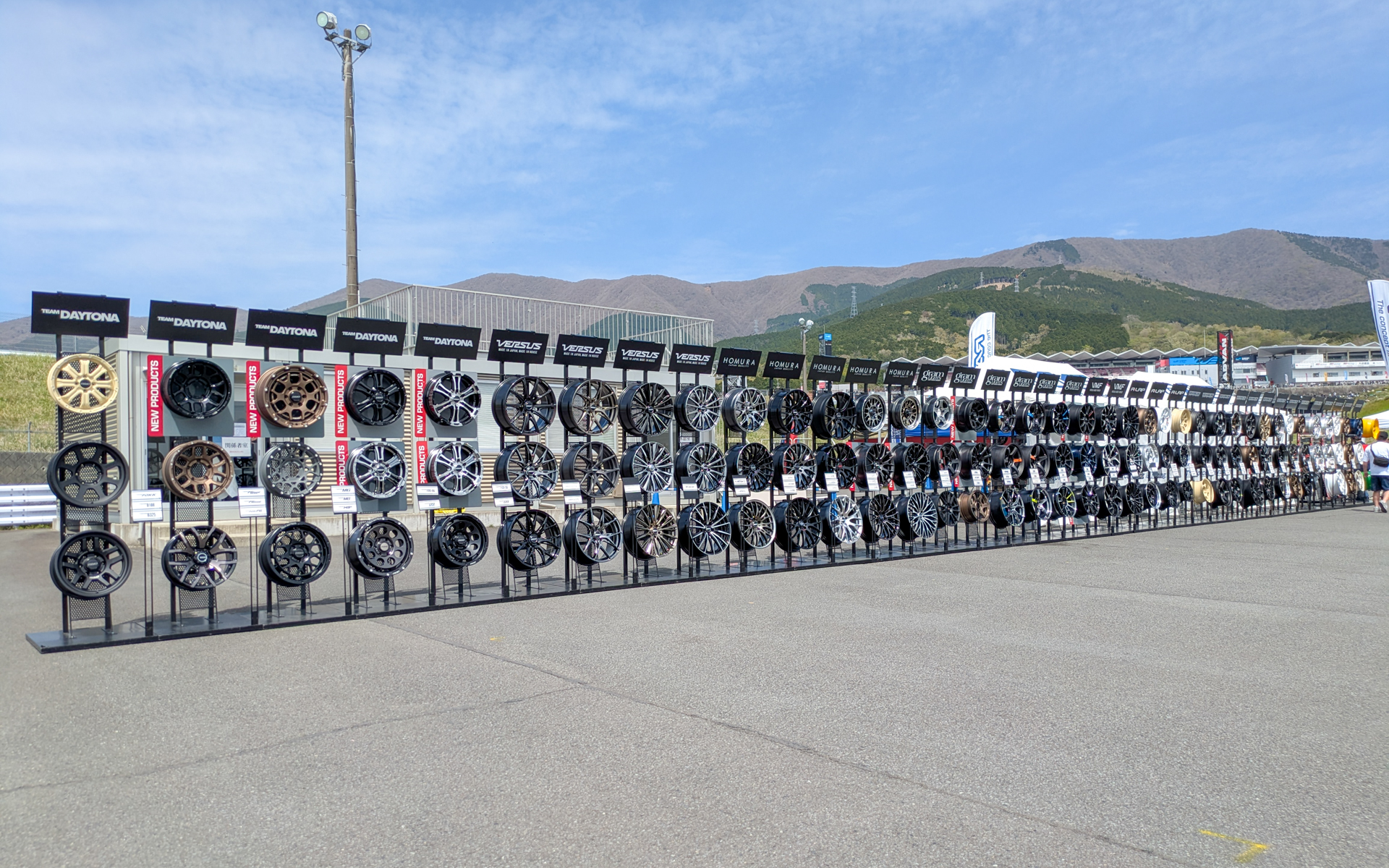 会場ではラインアップしているホイールをずらりと展示