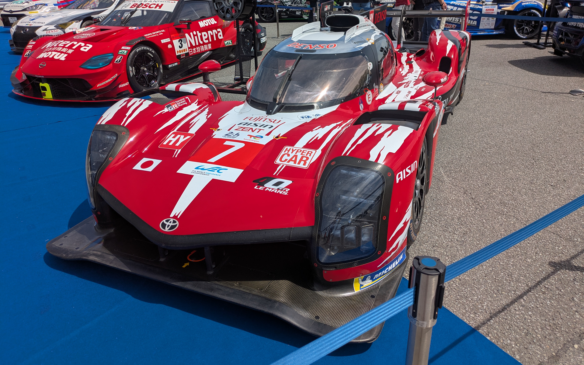 レーシングカーやデモカーを多数展示