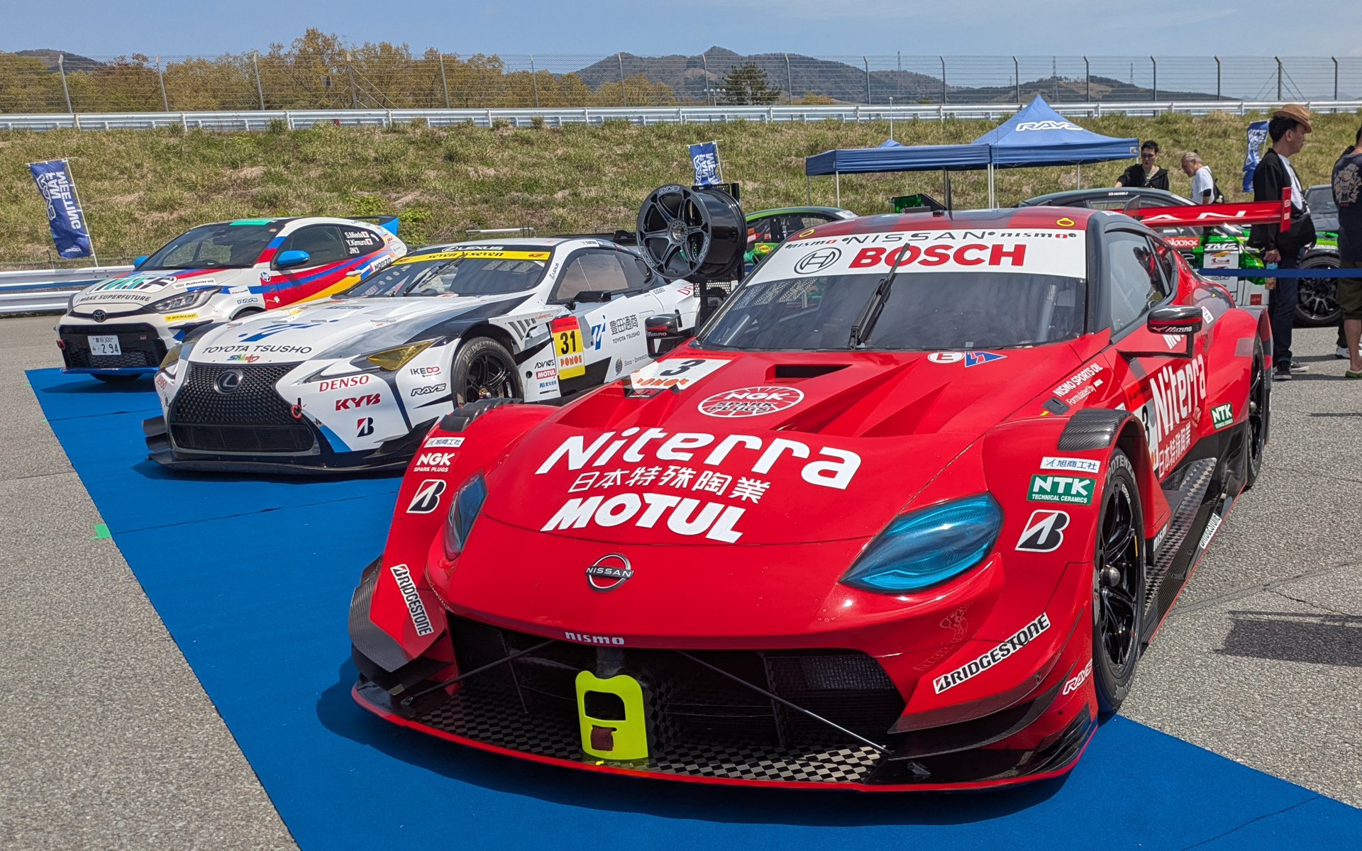 レーシングカーやデモカーを多数展示