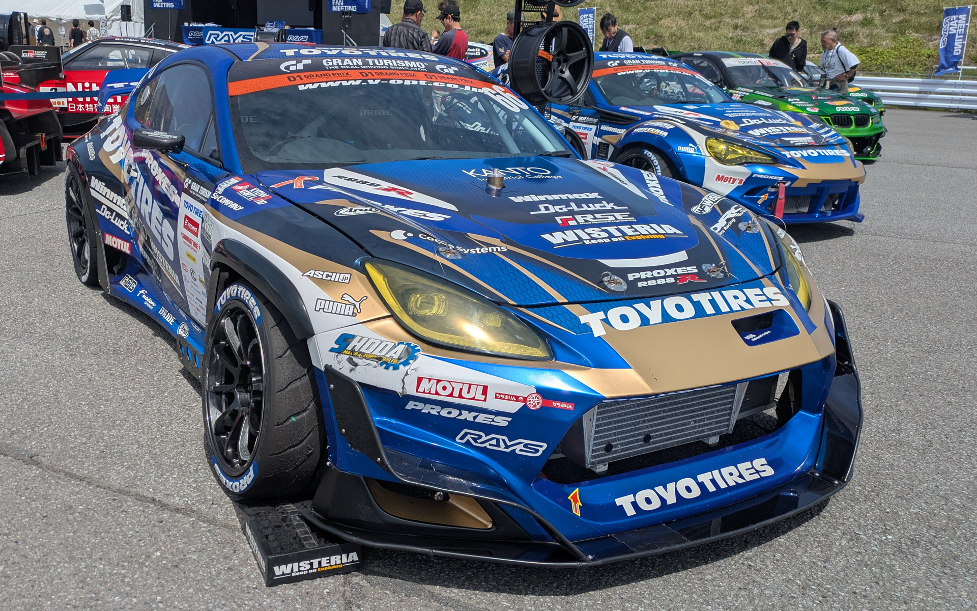 レーシングカーやデモカーを多数展示