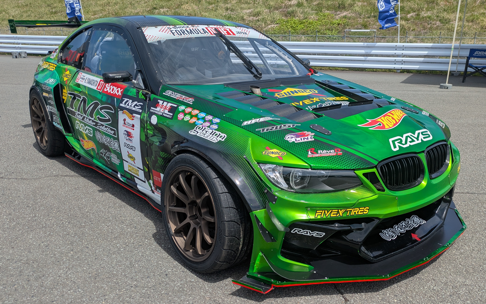 レーシングカーやデモカーを多数展示