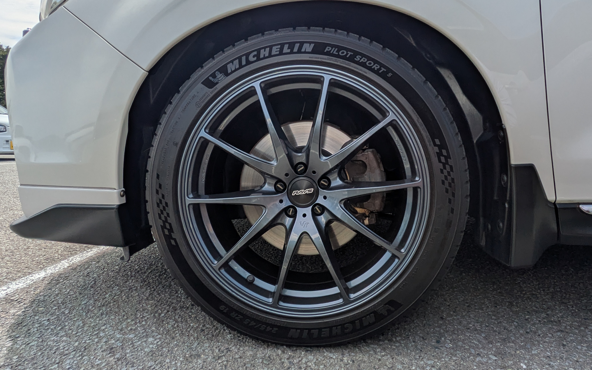 来場者はスポーツカーだけでなく軽自動車、軽トラック、ミニバン、SUV、輸入車などなど、さまざまなジャンルのクルマが並んでいた