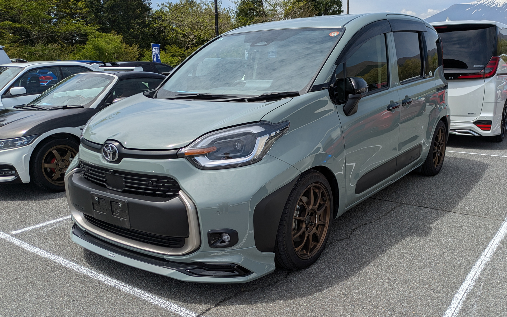 来場者はスポーツカーだけでなく軽自動車、軽トラック、ミニバン、SUV、輸入車などなど、さまざまなジャンルのクルマが並んでいた