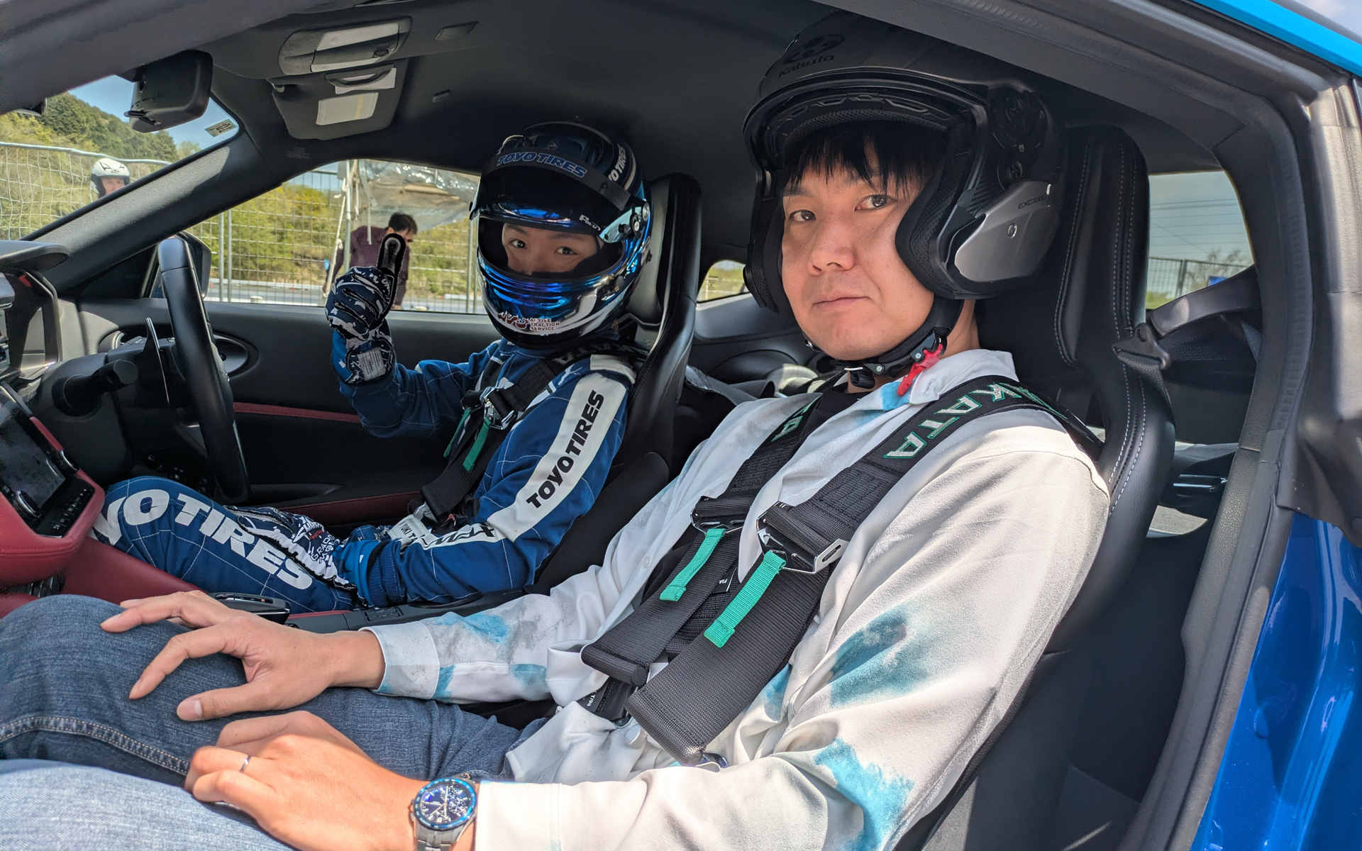 佐藤悠介さんがフェアレディZの助手席で違いを体感