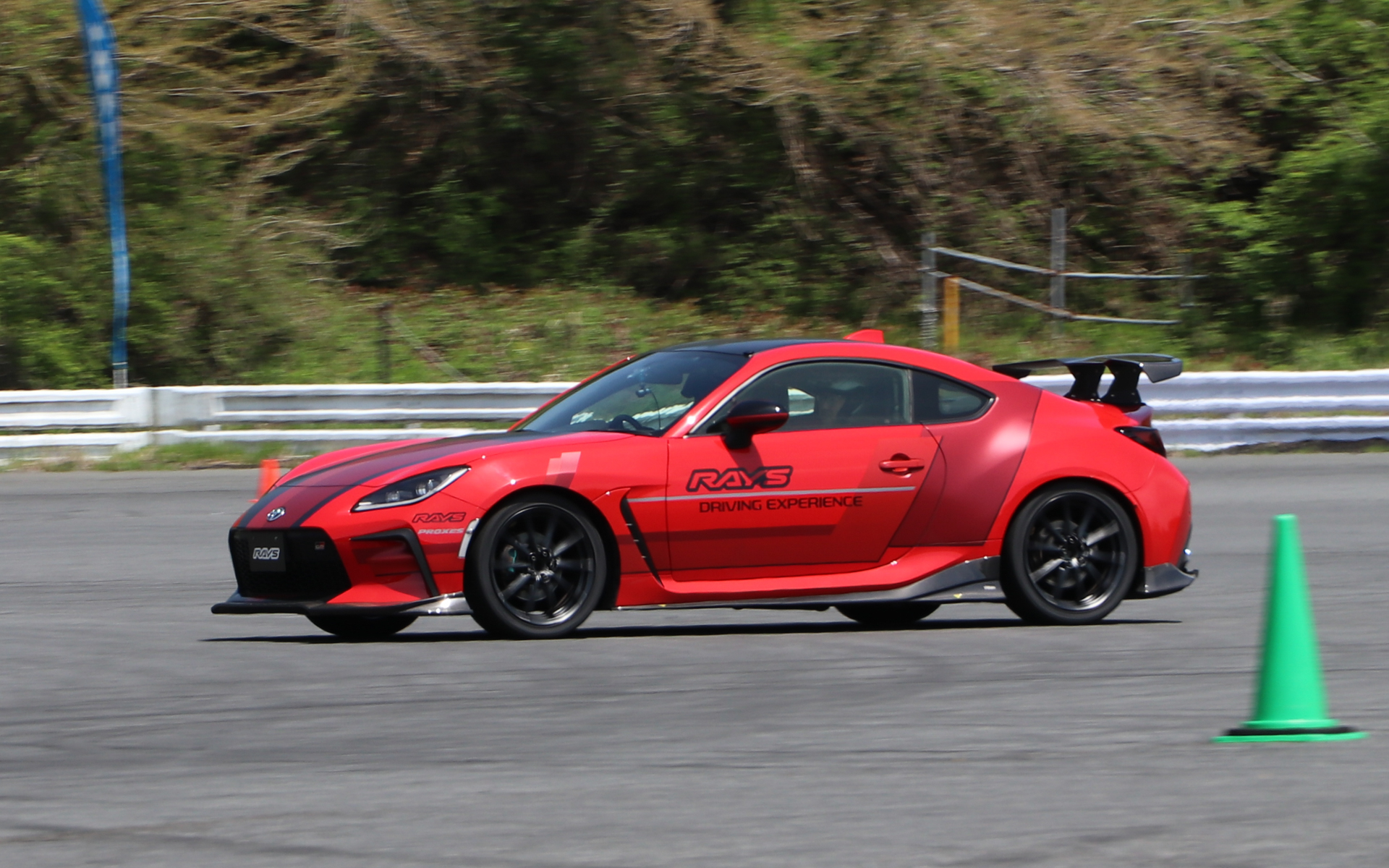 D1GPで3度のシリーズチャンピオンに輝いた藤野秀之選手の隣に乗れる貴重な試乗となっていた