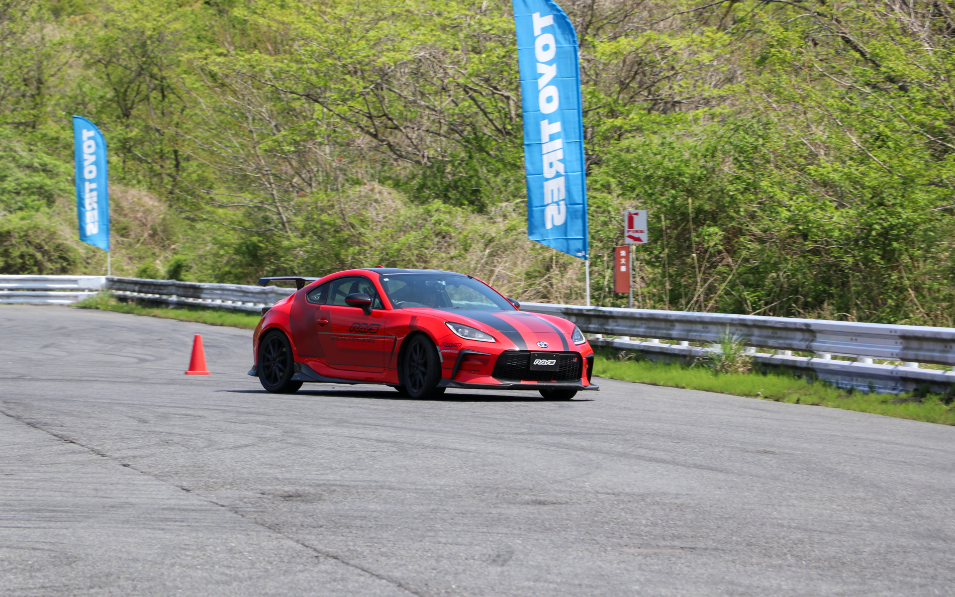 D1GPで3度のシリーズチャンピオンに輝いた藤野秀之選手の隣に乗れる貴重な試乗となっていた