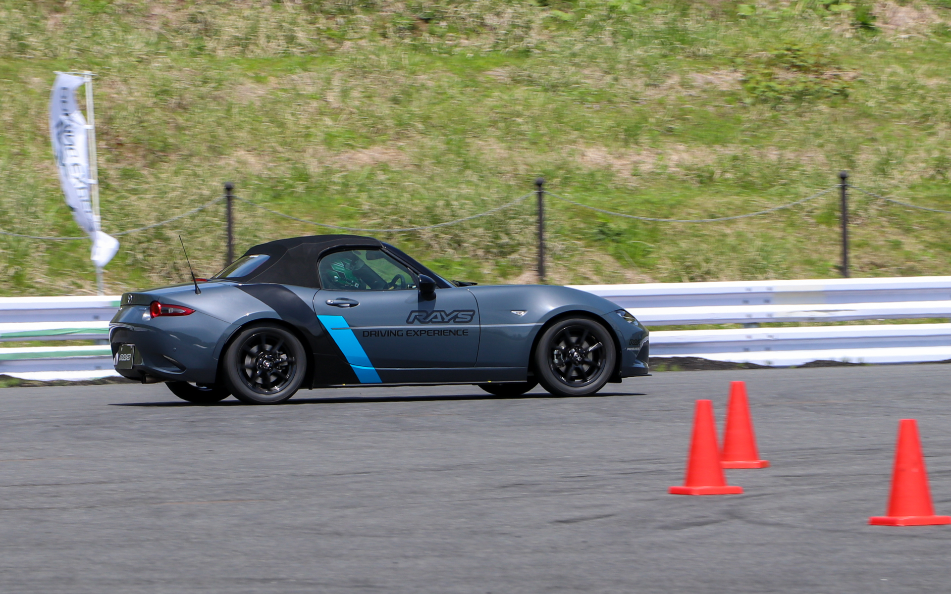 助手席もフルバケットシートになっていたので、挙動をより感じやすかったという