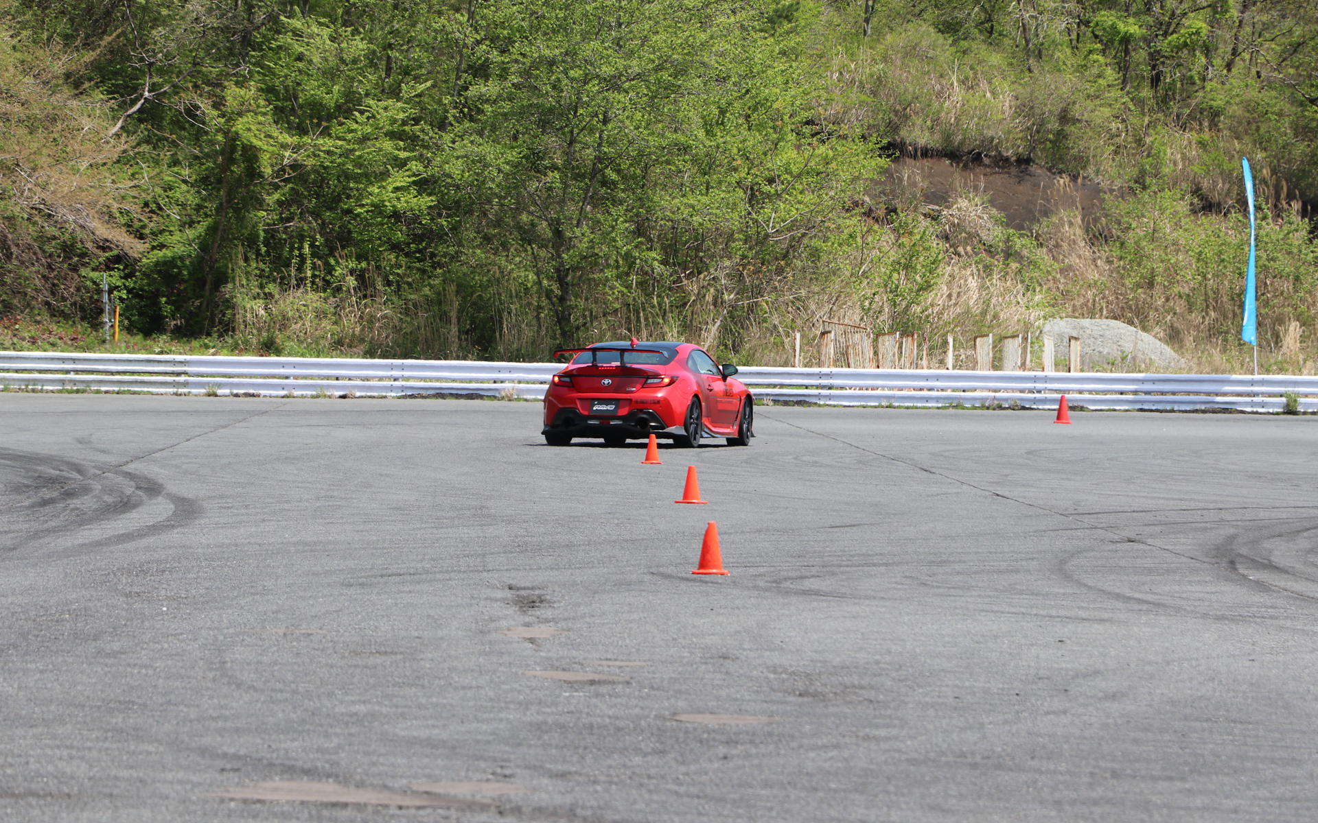 藤野秀之選手が担当したGR86は、ノーマルホイールとレイズの鋳造スポーツホイールブランド“グラムライツ”の「57TR」との履き比べ