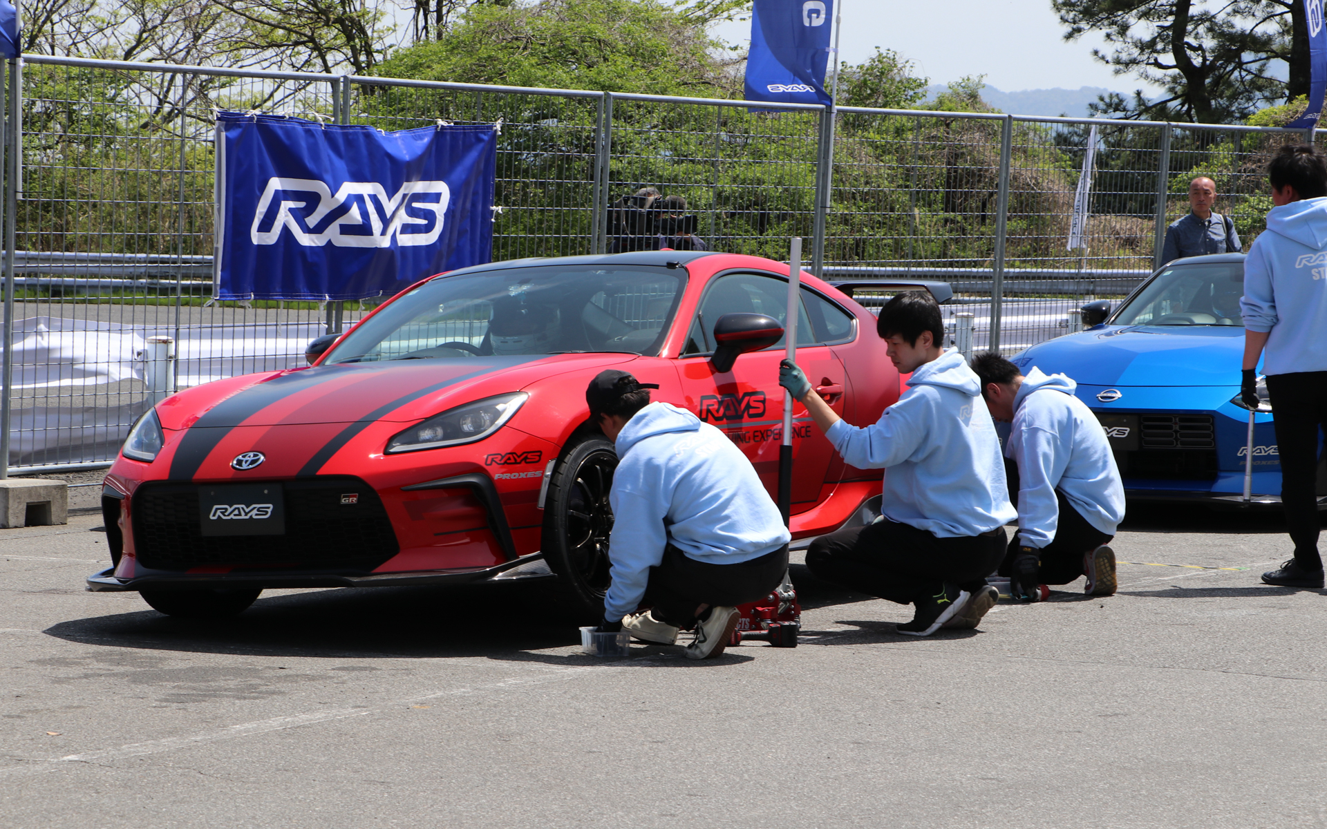 10人が試乗した後、その場でホイールを交換して、再度10人が試乗するというメニューを計5セット実施