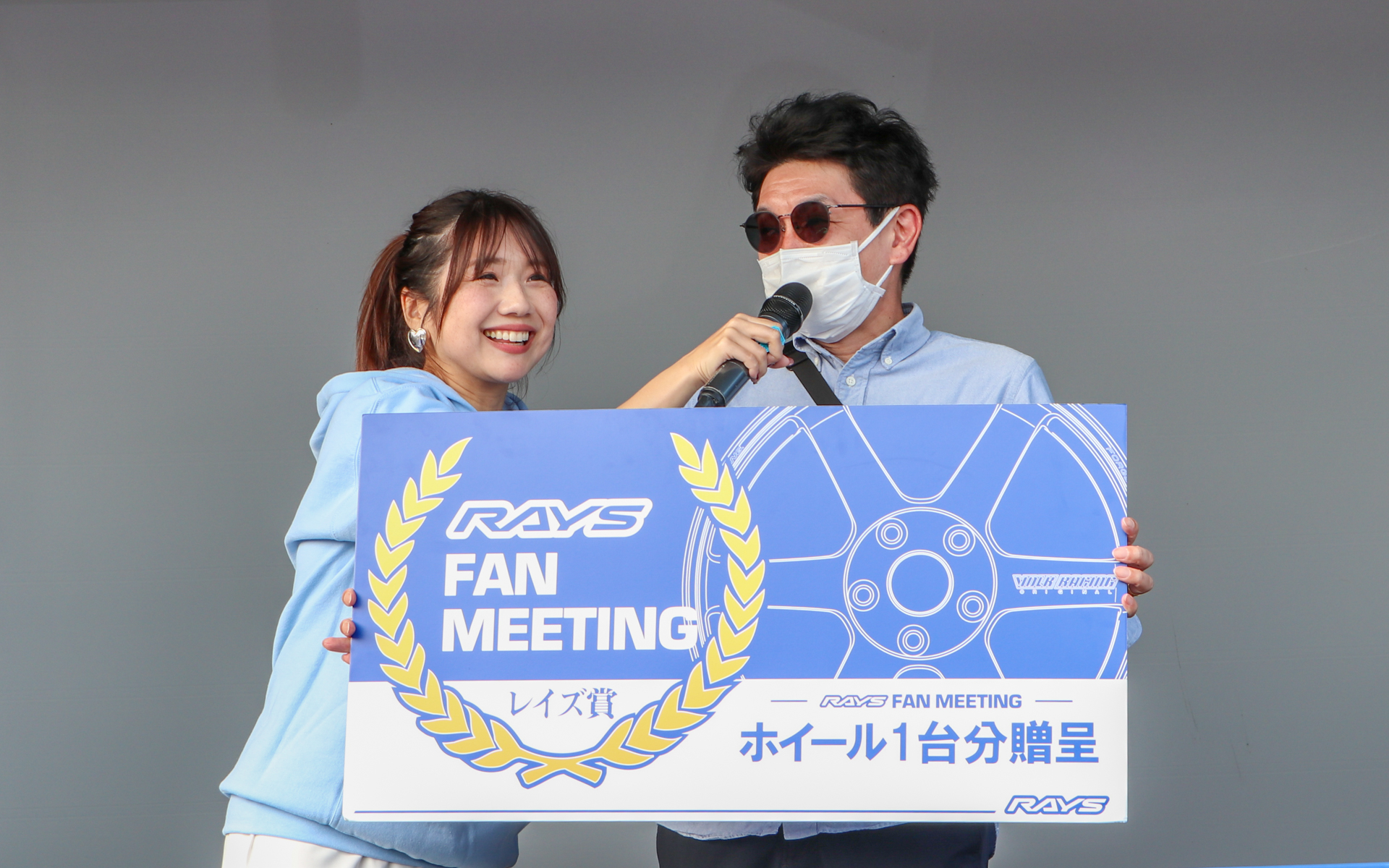 レイズの鍛造ホイール1セット（4本）が当たった幸運なお2人。20年前に買ったレイズのホイールを履いていて、ちょうど履き替えようと考えていた矢先の当選だったとのこと