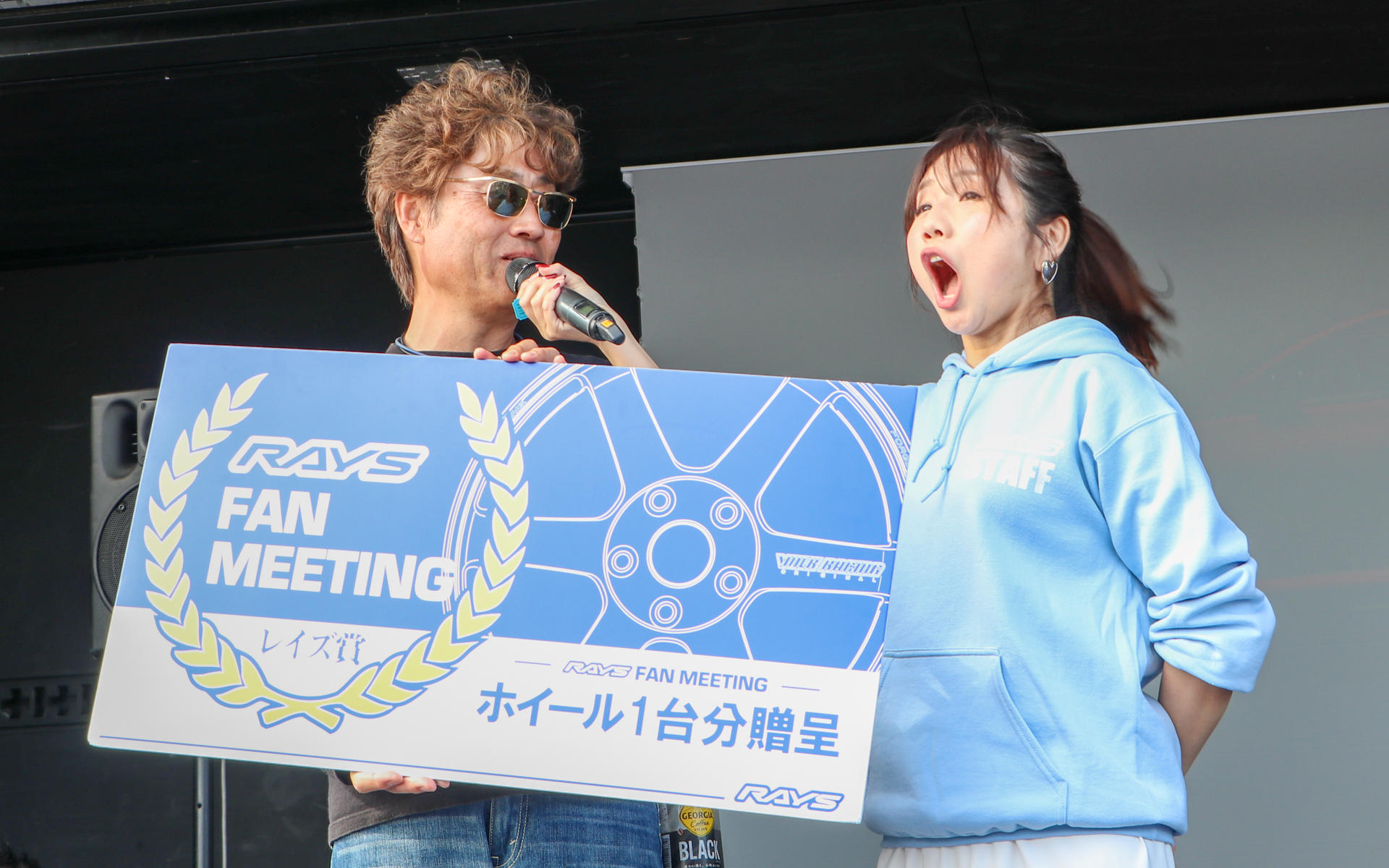 レイズの鍛造ホイール1セット（4本）が当たった幸運なお2人。20年前に買ったレイズのホイールを履いていて、ちょうど履き替えようと考えていた矢先の当選だったとのこと