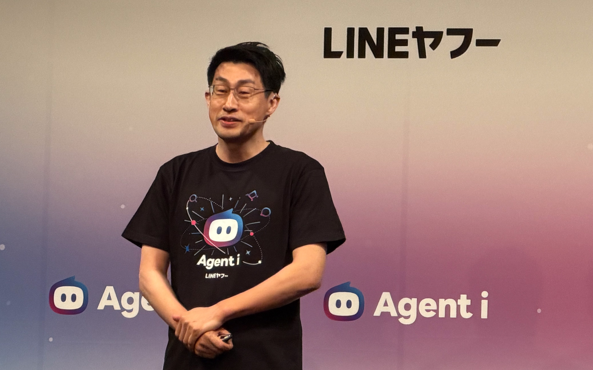 「Agent i（エージェント アイ）」について説明するLINEヤフー CPO 慎ジュンホ氏