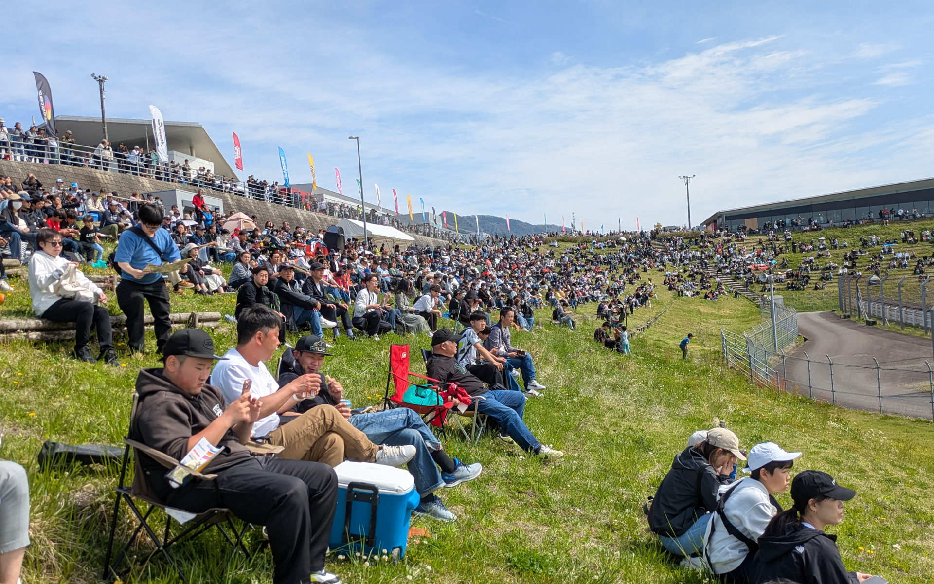 2026年シーズンで25周年を迎える世界最高峰のドリフト選手権「D1GP」の開幕戦に先駆けて、特別エキシビションマッチ「ラウンドゼロ」が開催され、観客を魅了していた