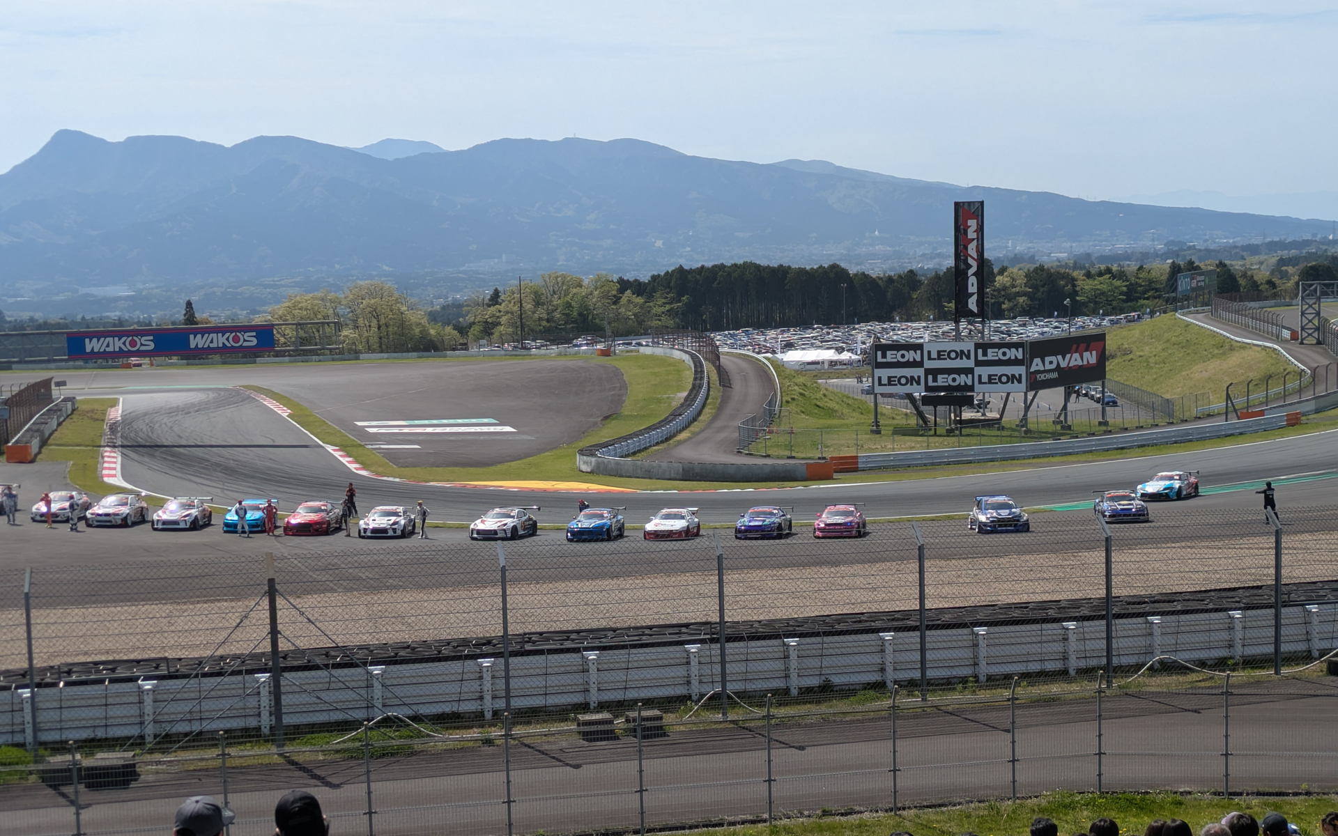 2026年シーズンで25周年を迎える世界最高峰のドリフト選手権「D1GP」の開幕戦に先駆けて、特別エキシビションマッチ「ラウンドゼロ」が開催され、観客を魅了していた