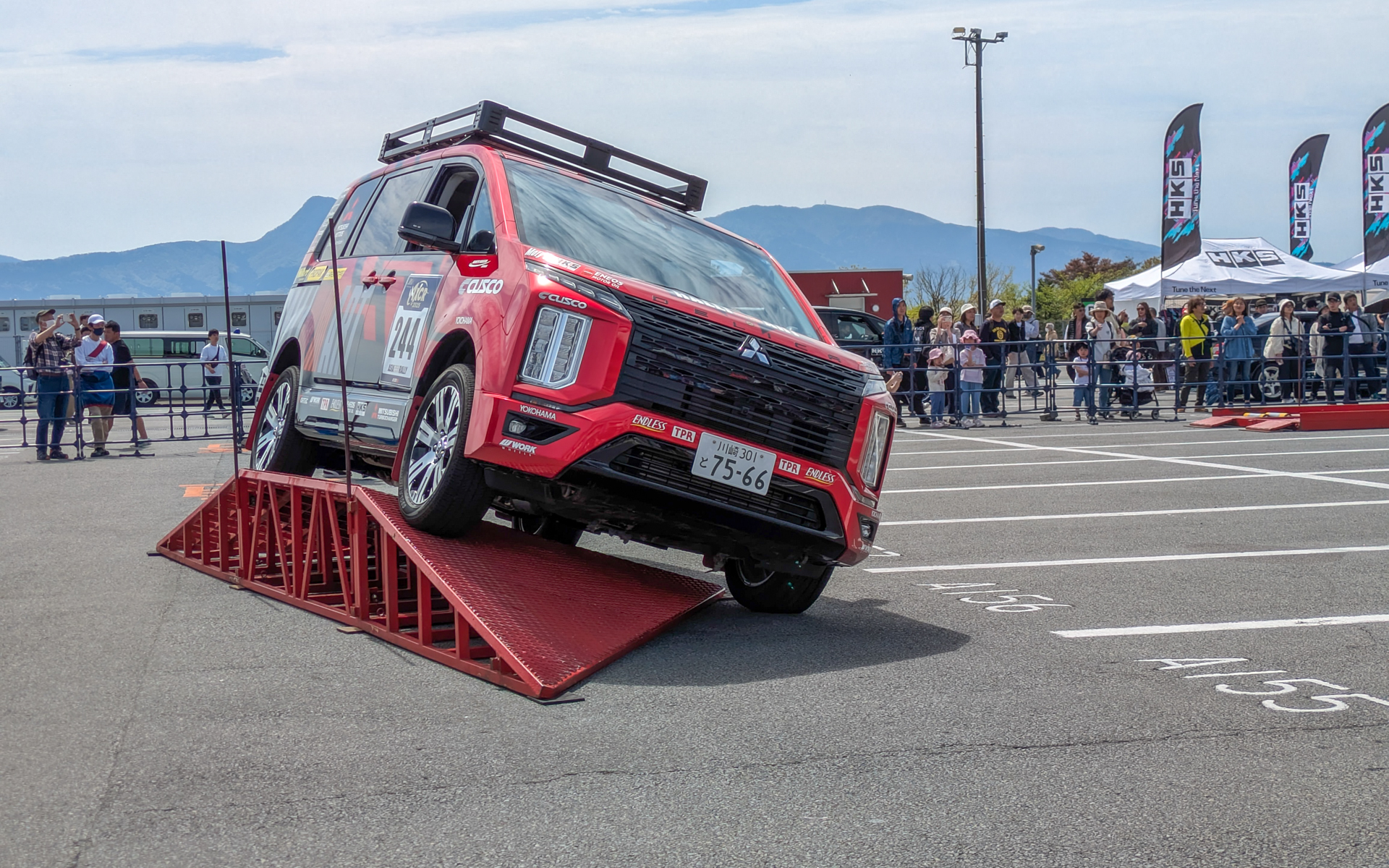 最大傾斜45度の急勾配を体感できる「三菱自動車4WD登坂キット同乗体験イベント」は目の前で見ると圧巻