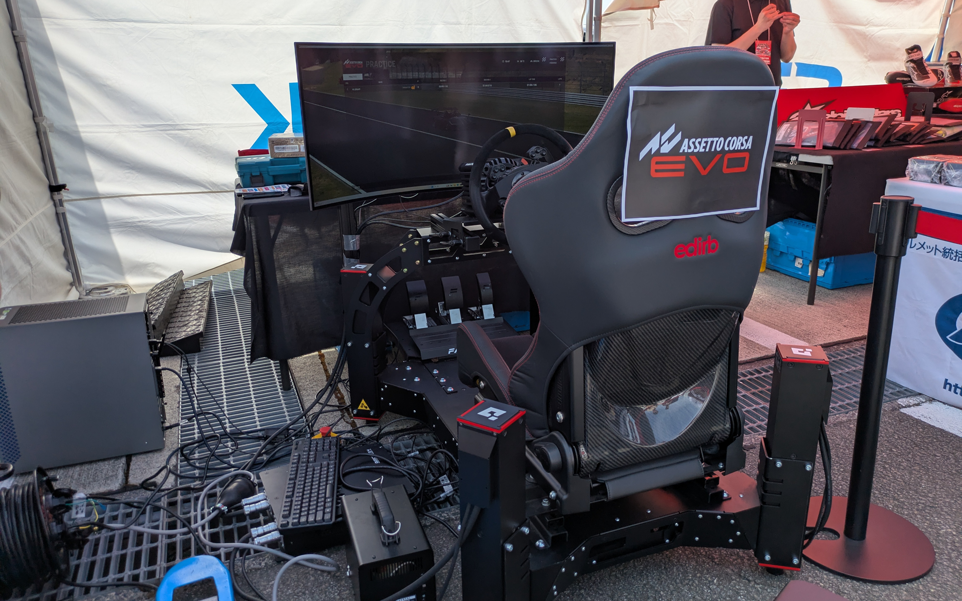 さまざまなメーカーやショップが出展していた