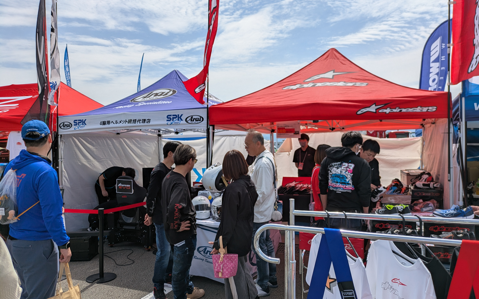 さまざまなメーカーやショップが出展していた