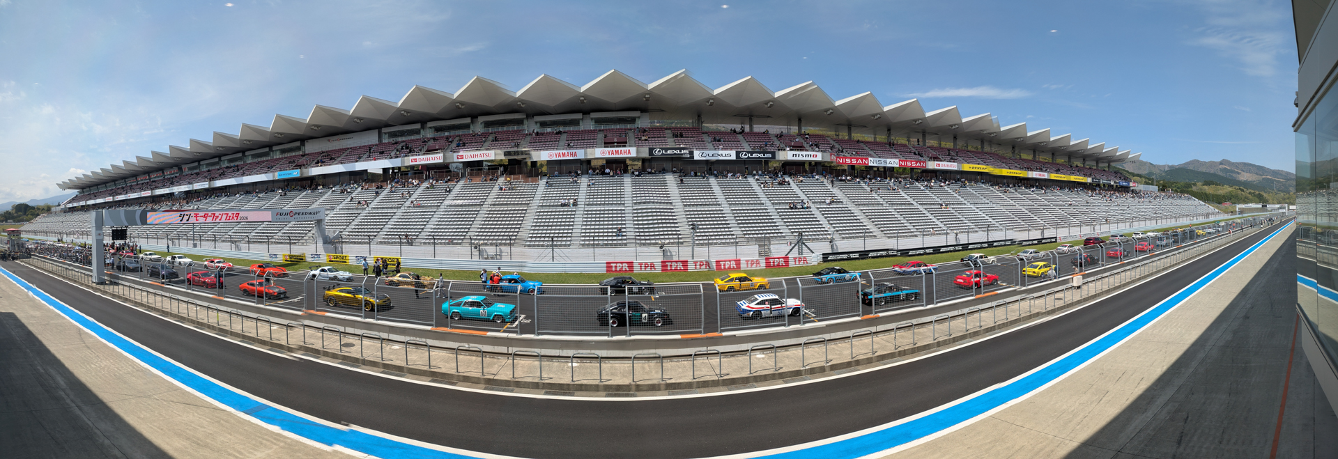 往年のレーシングカーや最新チューニングカーなどによるデモラン