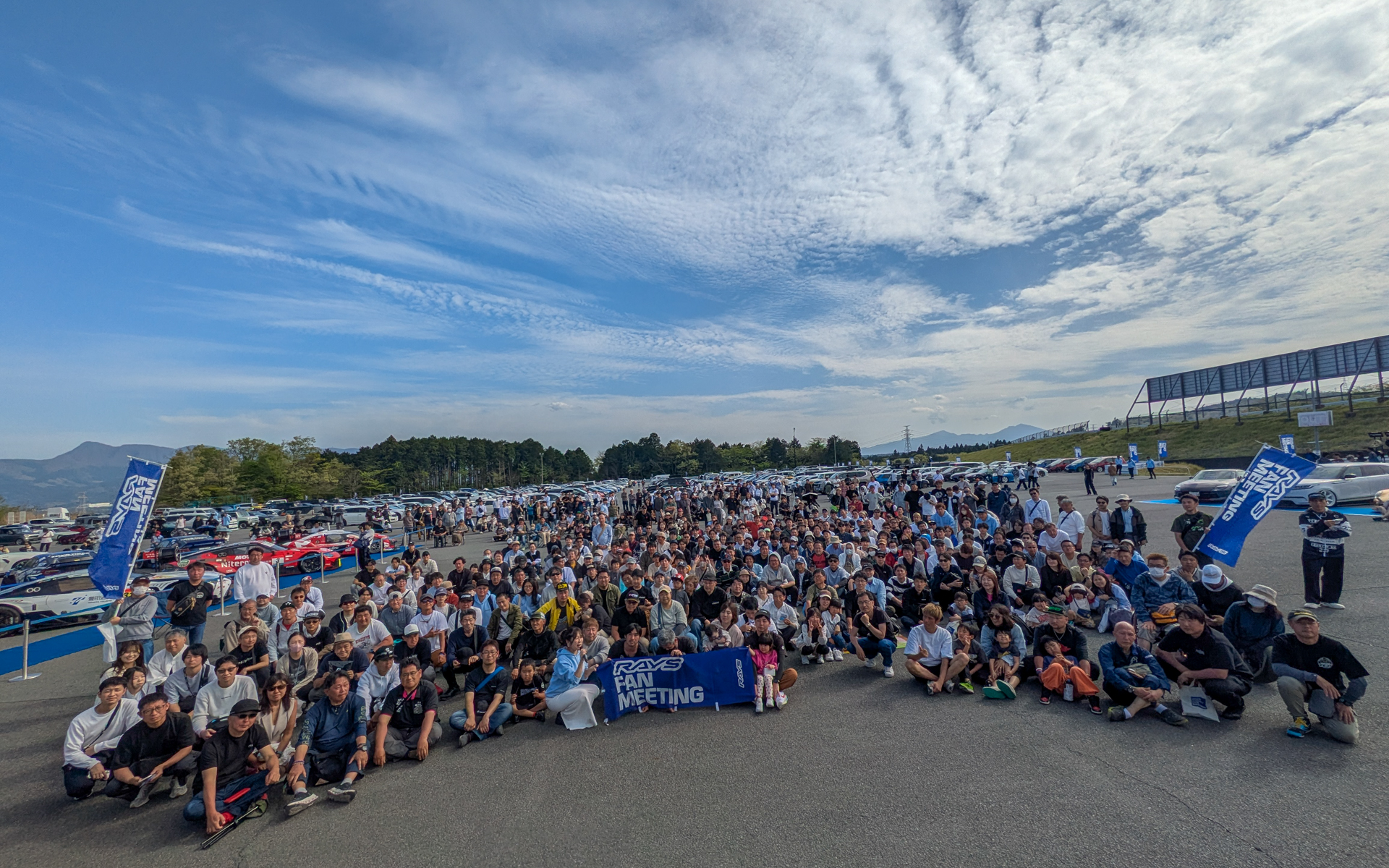 P7駐車場で開催されていた「レイズファンミーティング2026」にはレイズホイールユーザー800台近くが集結
