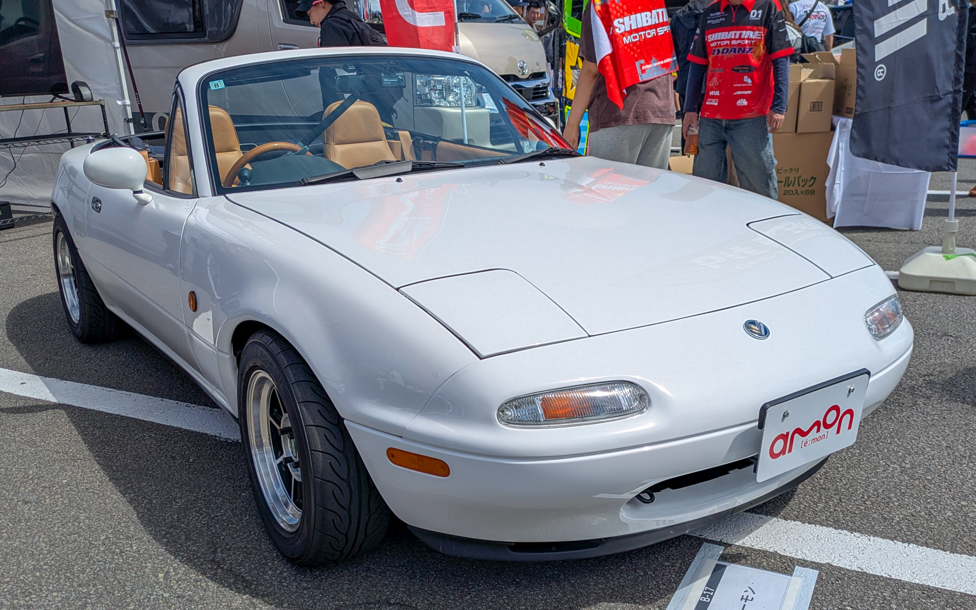 エーモンのスタッフがレストアしたというロードスター（NA型）でデモンストレーションを行なっていた