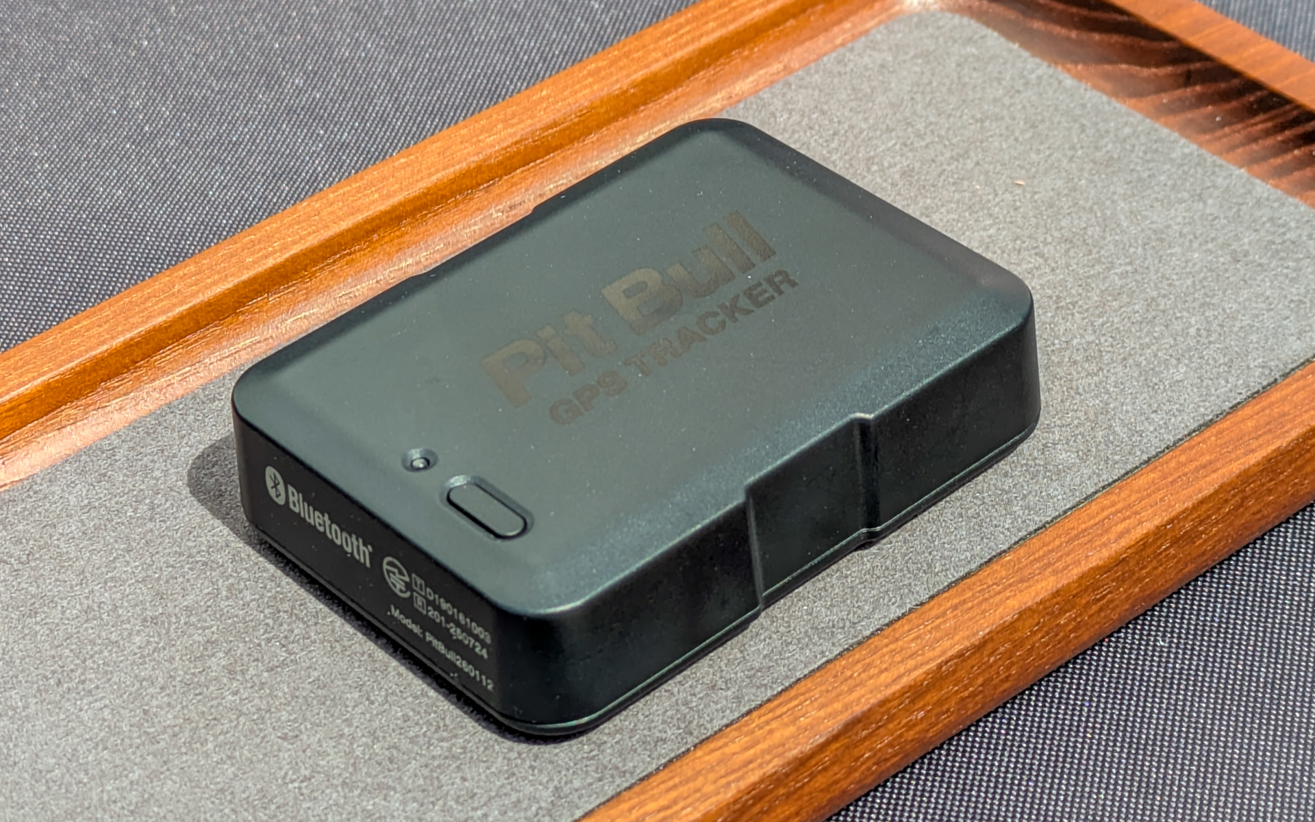 エーモンのカーセキュリティの新製品「ピットブルGPSトラッカー」の本体ユニット