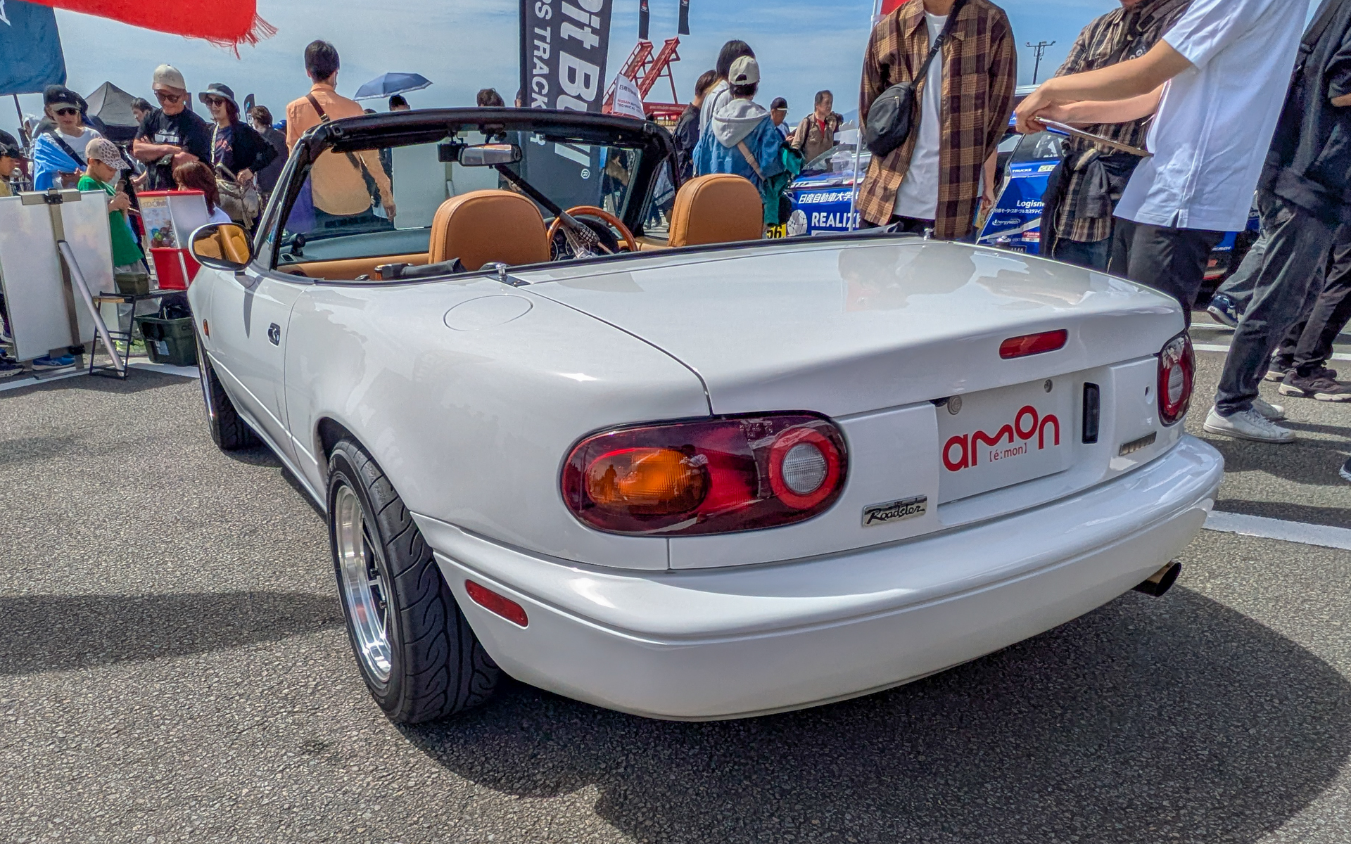 エーモンのスタッフがレストアしたというロードスター（NA型）でデモンストレーションを行なっていた