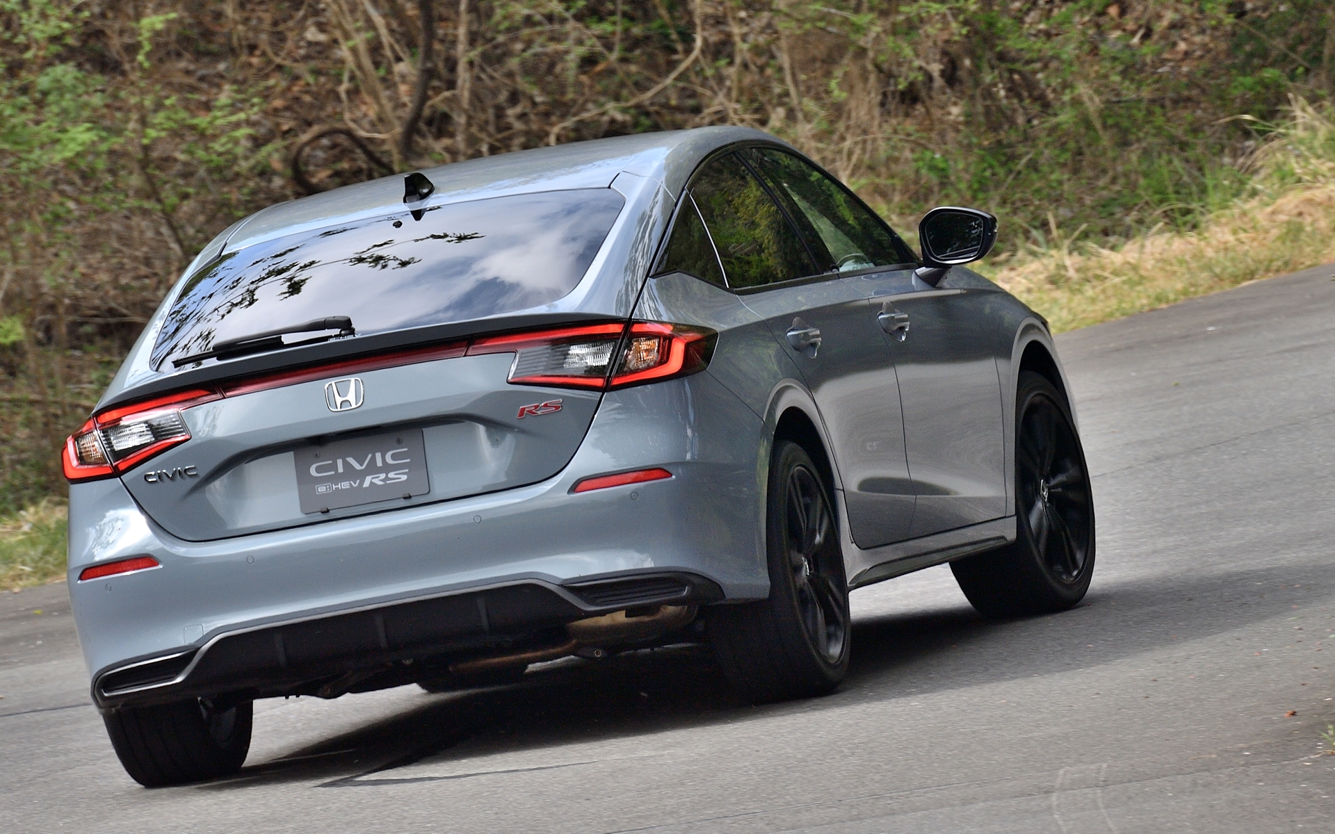 ステアリングの切り始めから応答遅れもなく、思い通りに操れる