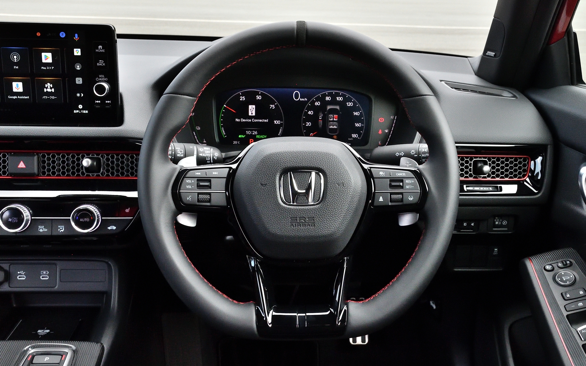 ステアリングホイールは赤ステッチになっているほか、パドルシフトがメタル仕様となっている