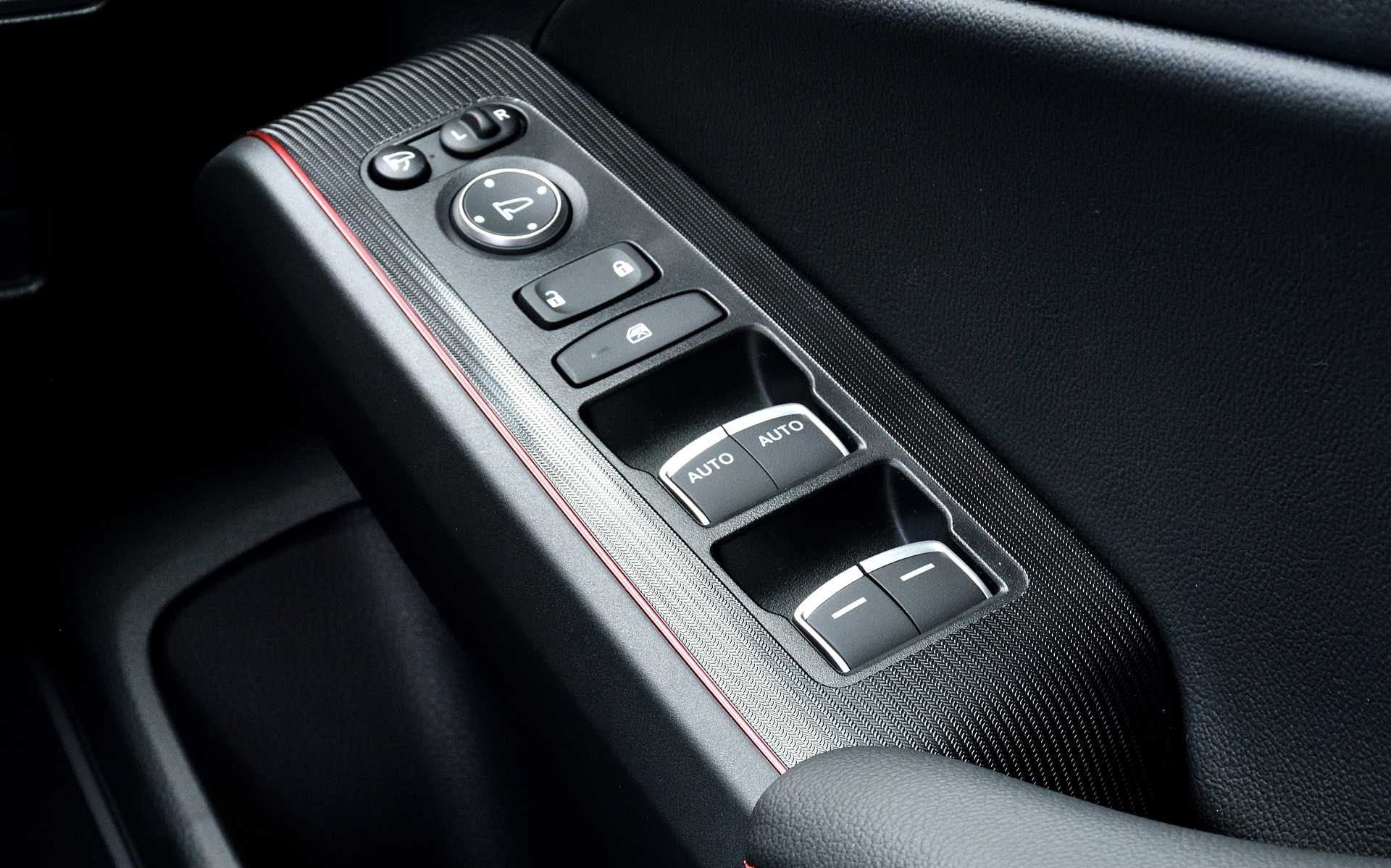 ドアのピンストライプやシートのステッチも赤色となりスポーティさを表現している