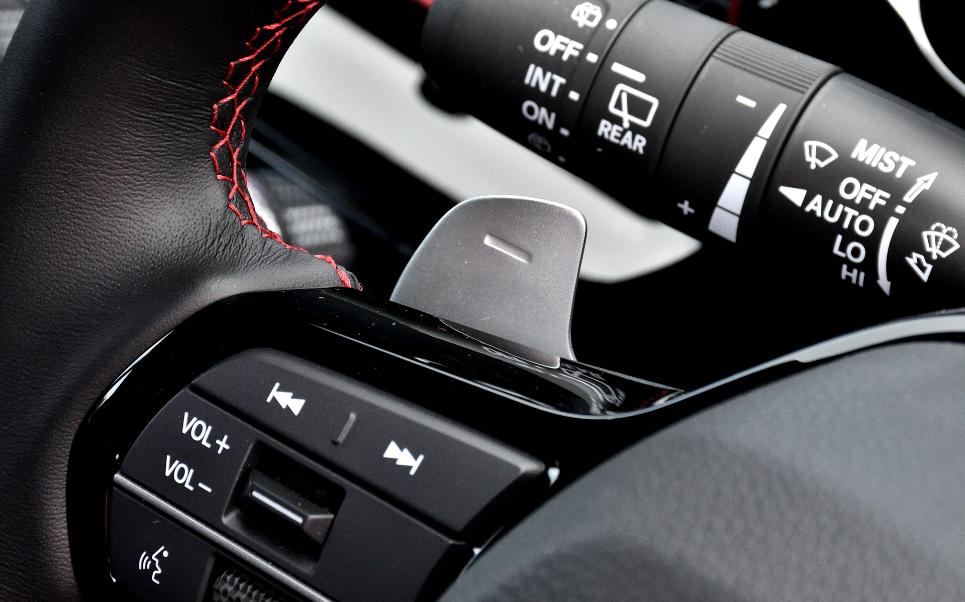 ステアリングホイールは赤ステッチになっているほか、パドルシフトがメタル仕様となっている