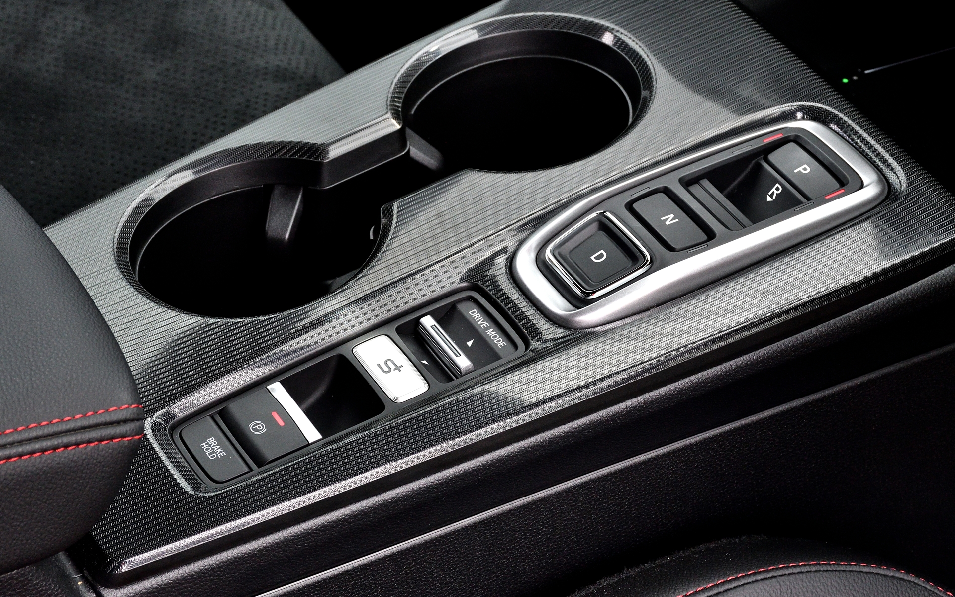 「S＋シフト」のスイッチはセンターコンソールに配置。メーターの中央下に「S＋」が表示される