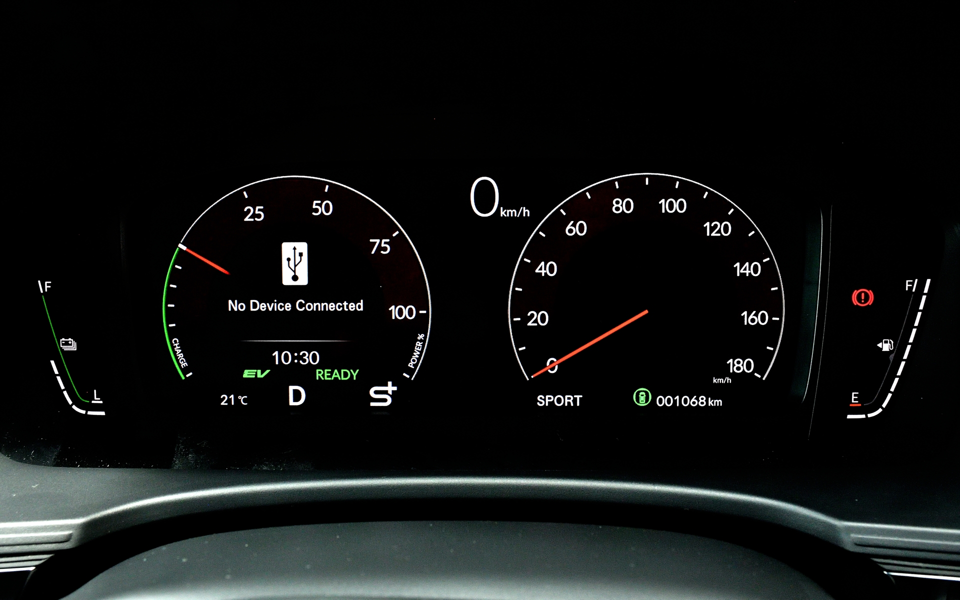 「S＋シフト」のスイッチはセンターコンソールに配置。メーターの中央下に「S＋」が表示される