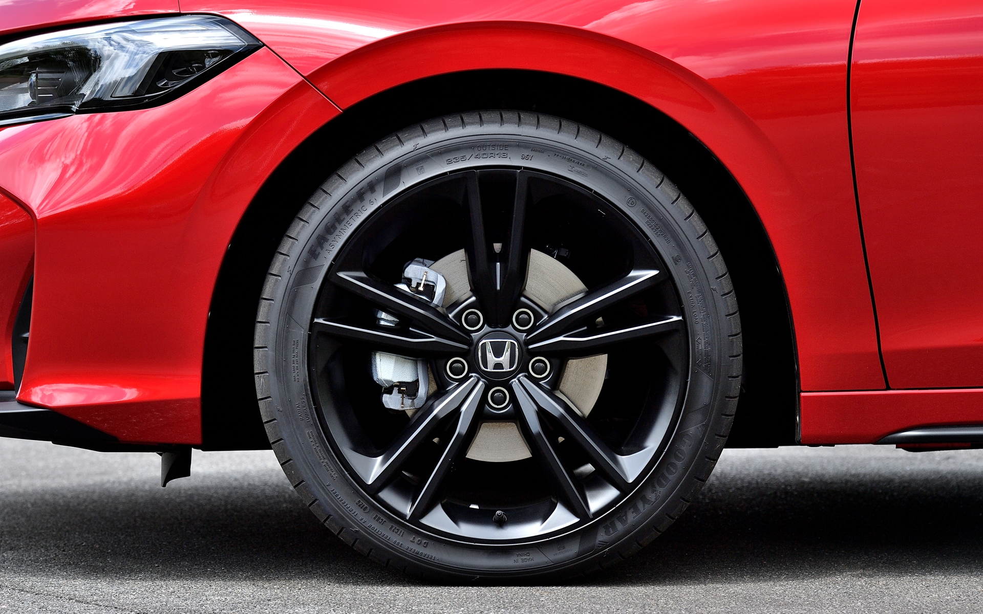 ホイールは専用のマットブラックペイントで引き締まった足まわりを演出している