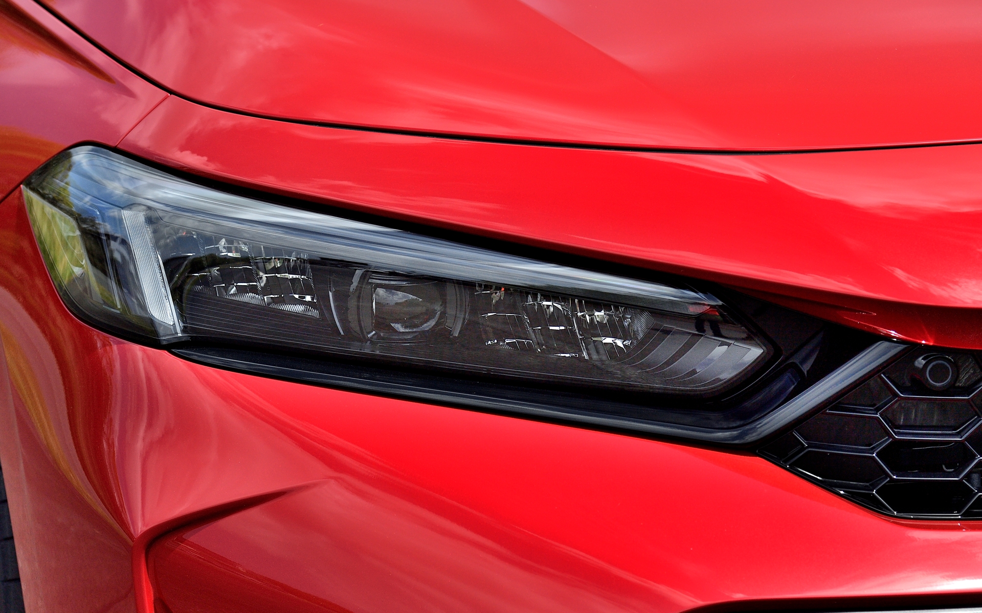 ヘッドライト内のリングやヘッドライト下側のガーニッシュもブラック仕様になっている