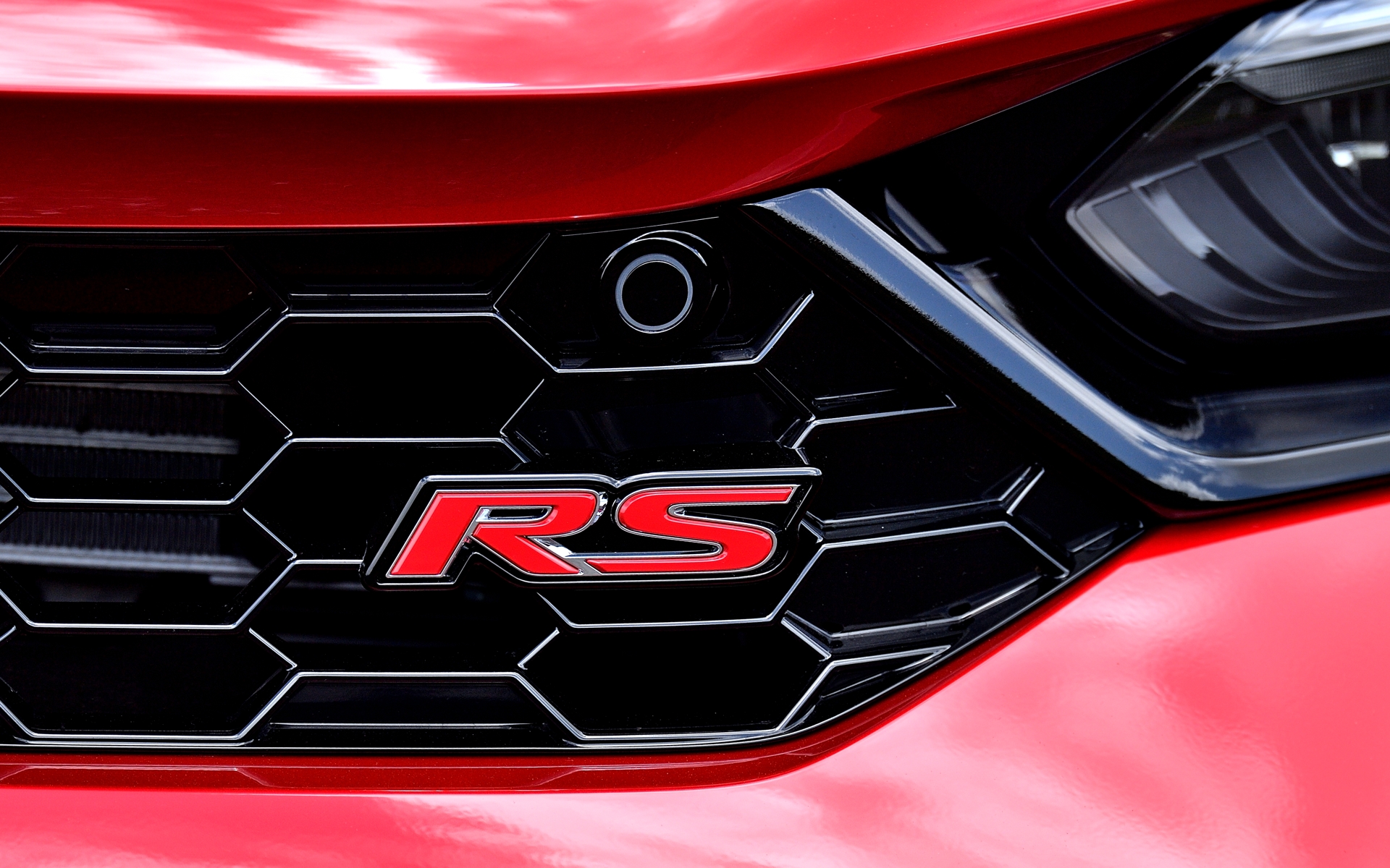 前後には「RS」のバッヂがあしらわれる