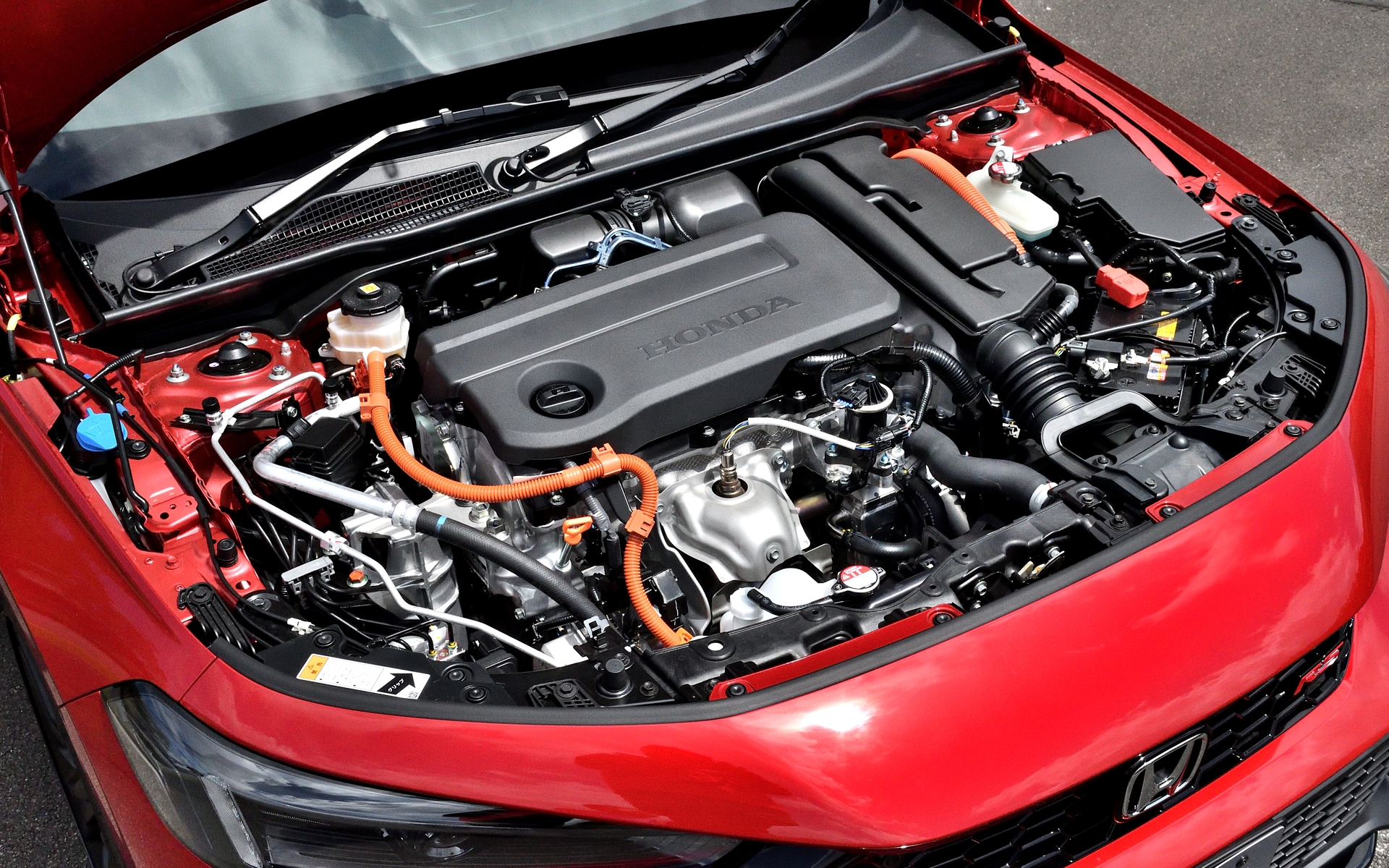 搭載する直列4気筒2.0リッターエンジンは、最高出力104kW（141PS）/6000rpm、最大トルク182Nm/4500rpmを発生。電気式CVTに内蔵されるモーターについての数値は試乗会の時点では未公表だったが、プレリュードと同じスペックであれば最高出力135kW（184PS）/5000-6000rpm、最大トルク315Nm/0-2000rpmと同等のハズ