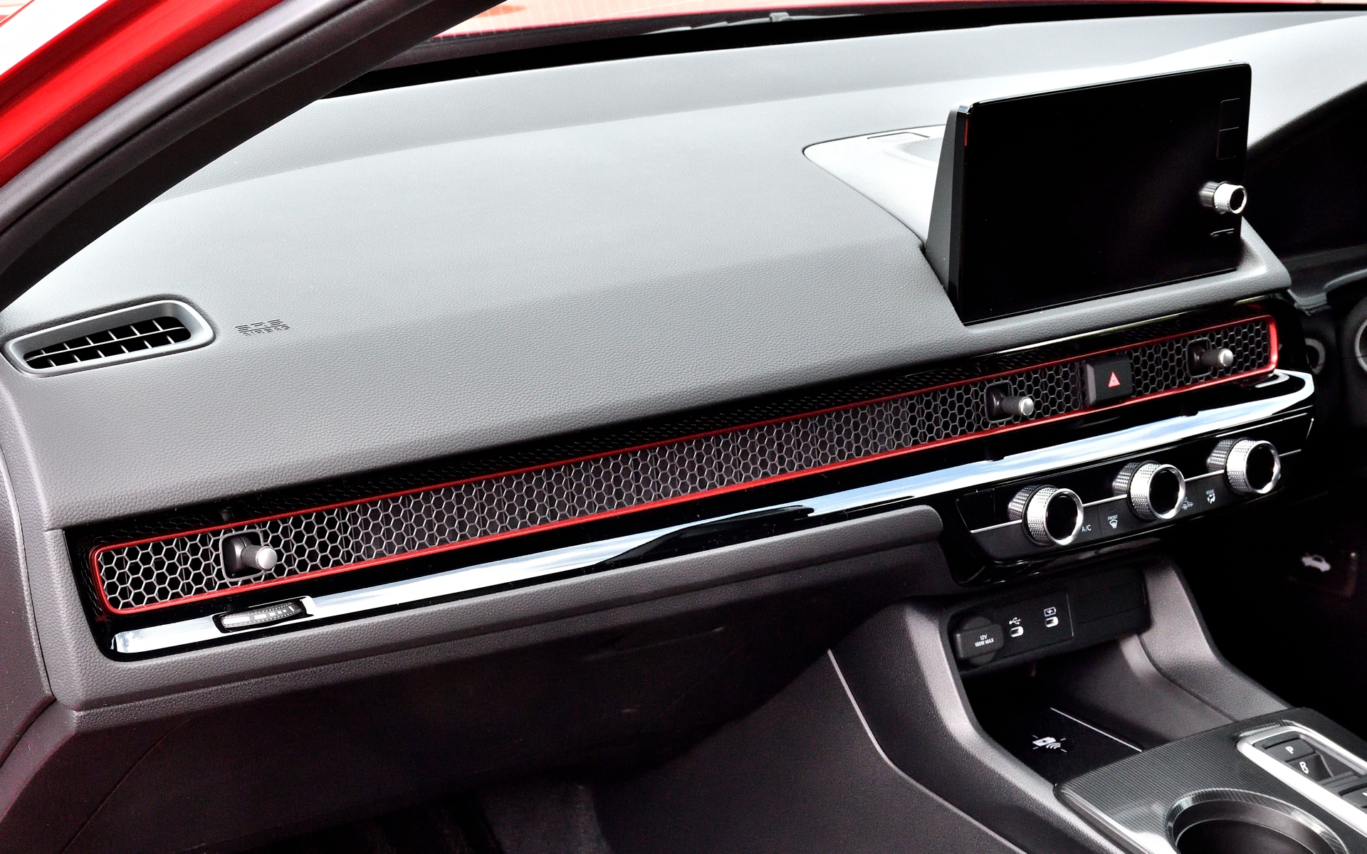 ダッシュボードのインストルメントパネルも赤色となる