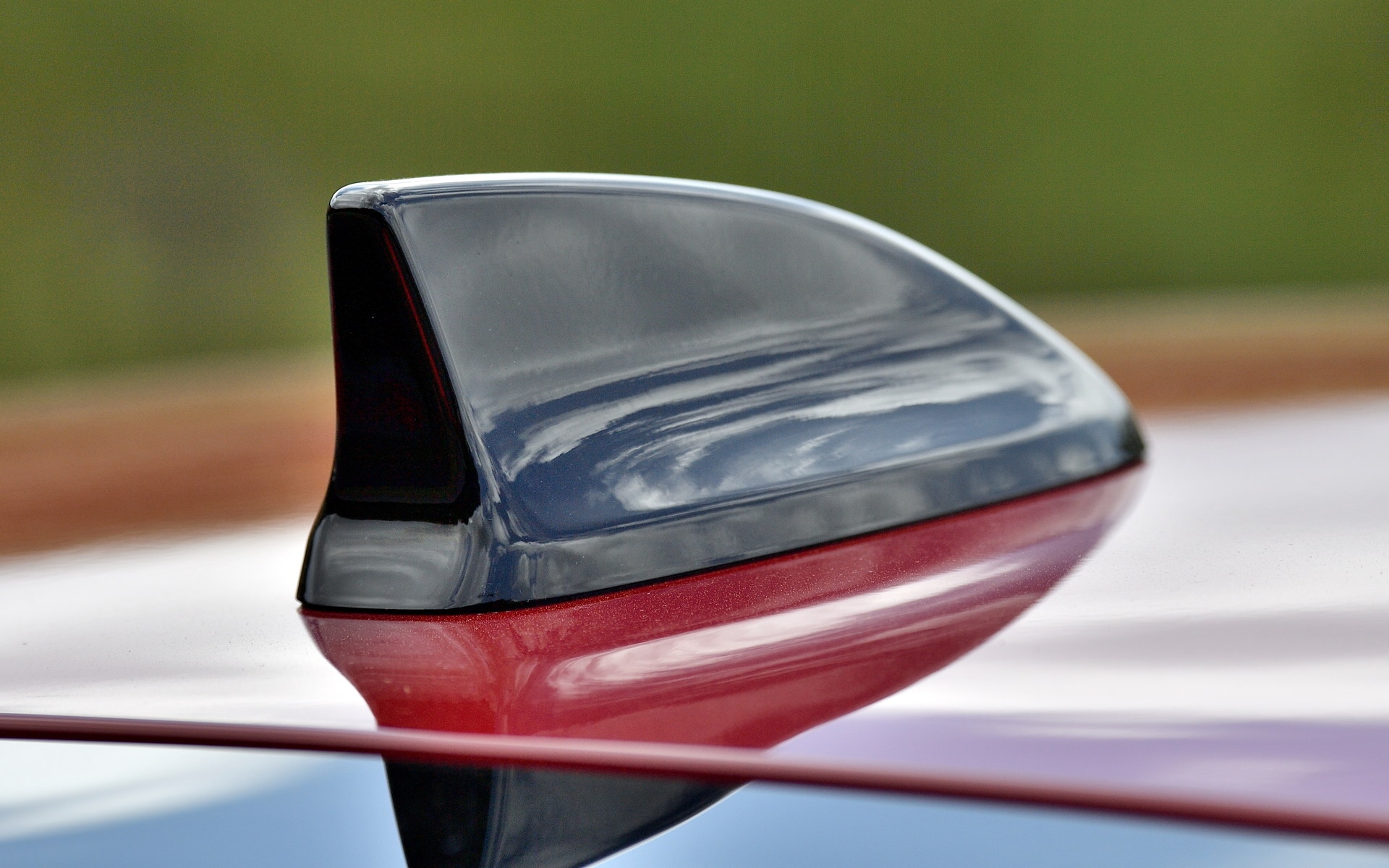 シャークフィンもブラック仕様となる