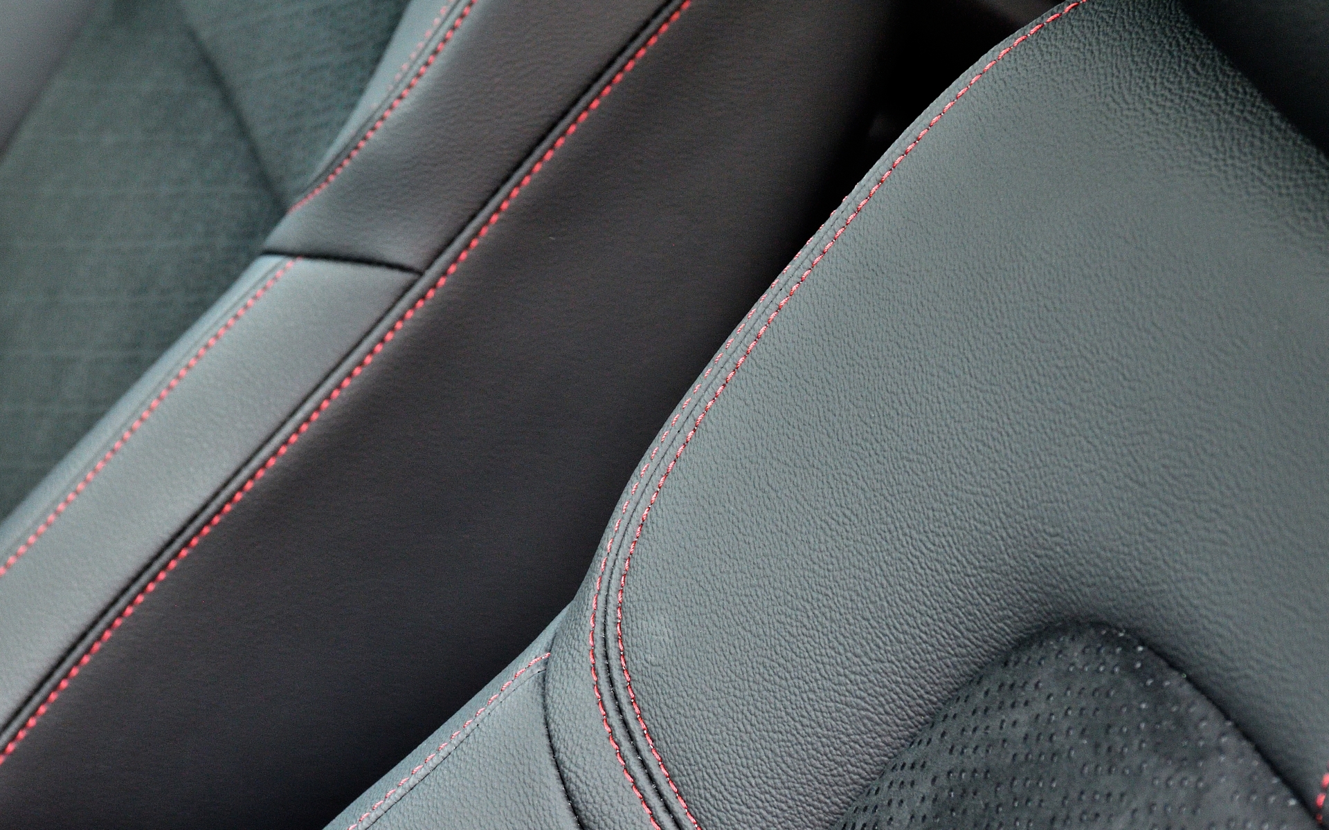 ドアのピンストライプやシートのステッチも赤色となりスポーティさを表現している