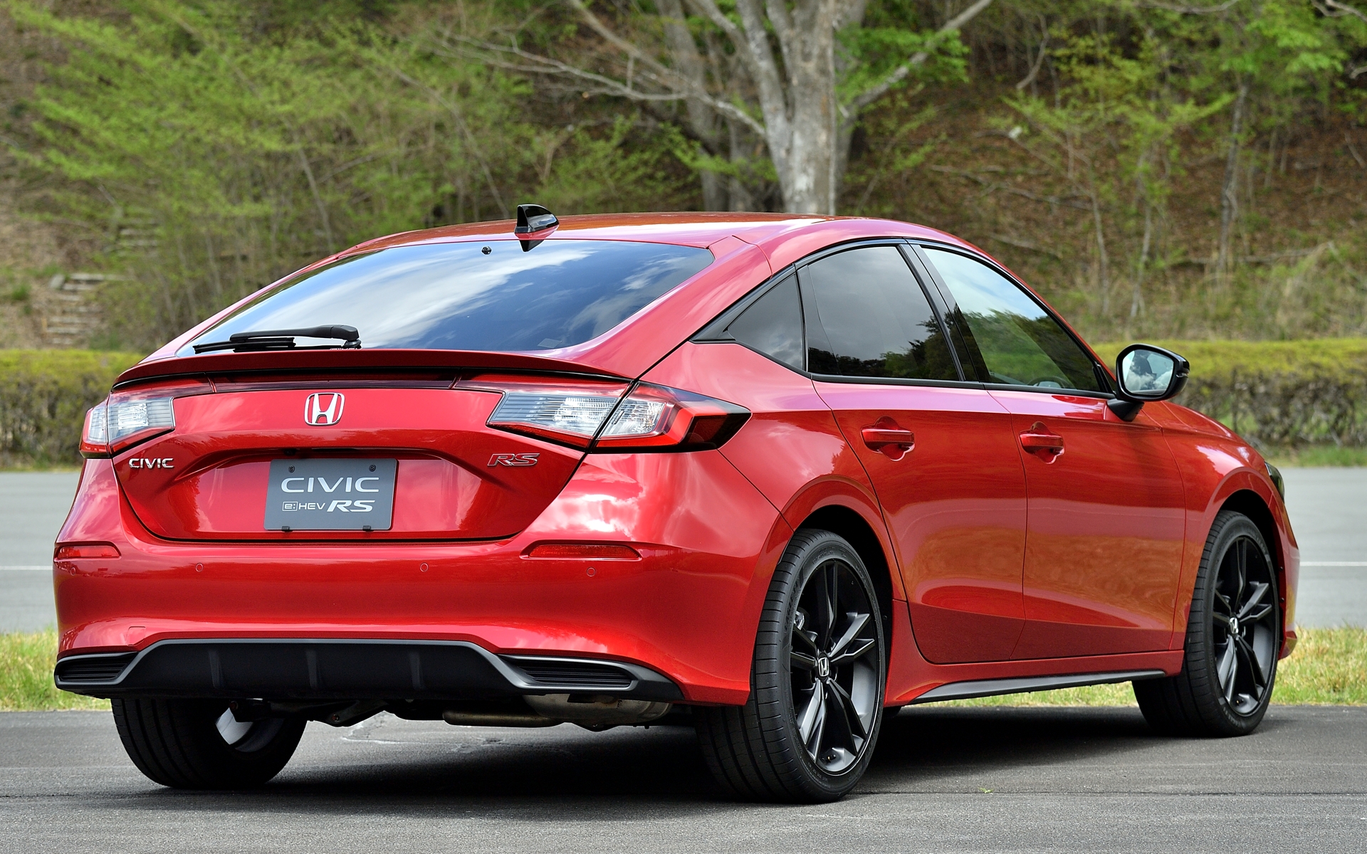 ボディカラーは画像の「プレミアムクリスタルレッド・メタリック」のほかに「クリスタルブラック・パール」「シーベッドブルー・パール」「ソニックグレー・パール」の全4色設定