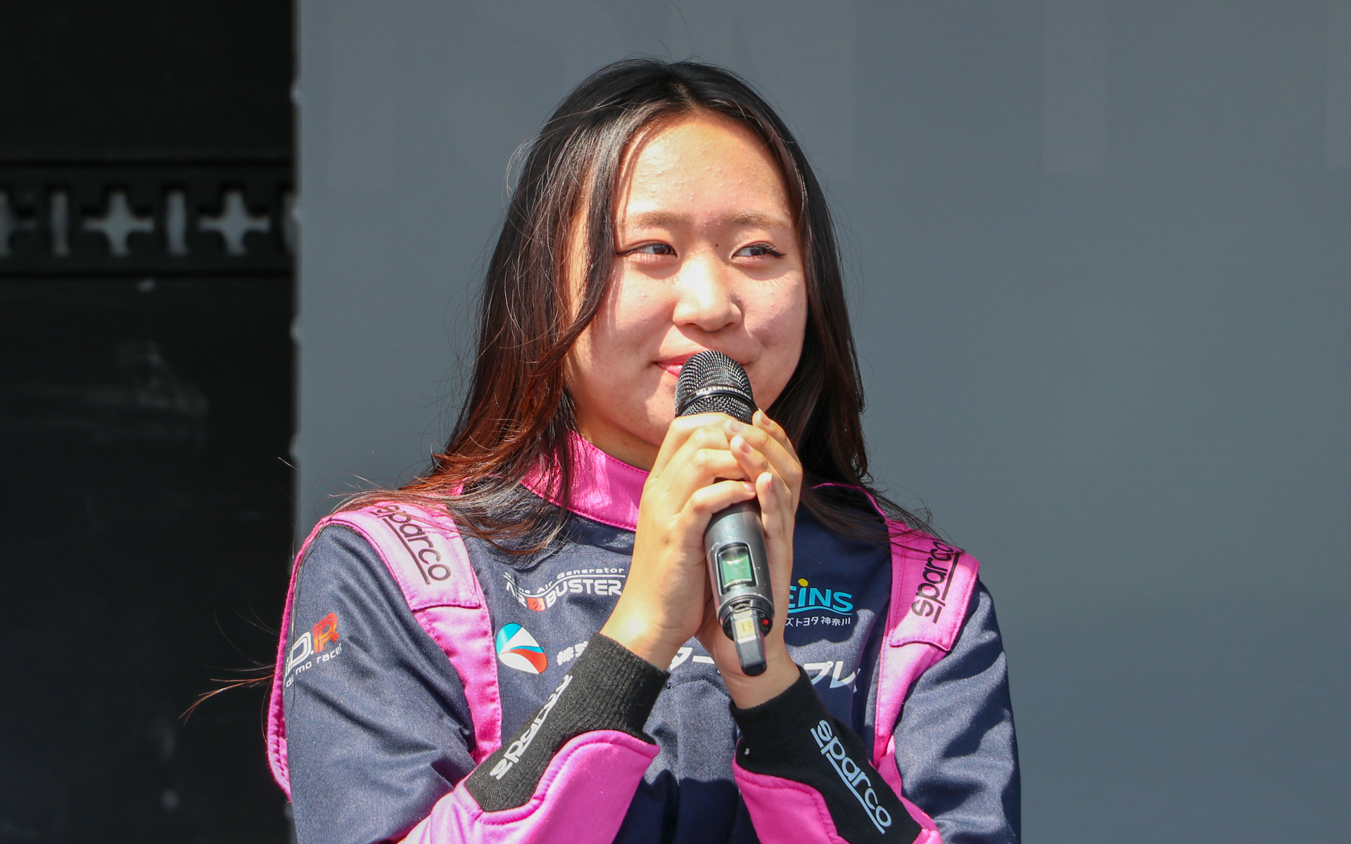 松井沙麗選手。2010年10月26日生まれ。5歳でレーシングカートを始め、ジュニア時代より数々の国内レースで実績を重ねる。2018年にはハルナカップ・コマー60クラスにて女性初のシリーズチャンピオンを獲得。2020年にはJAFジュニアカート選手権FP-Jr cadets部門で女性初優勝を果たすなど、早くから頭角を現す。その後も各カテゴリーで優勝・シリーズタイトルを獲得し、2024年にはウイリアムズ・ドライバ―・アカデミーに選出。海外レースでもWSK Super Master Seriesで2位、Champions of the Future Academy Program（UAE）で3位に入るなど、国際舞台でも結果を残している。2026年よりKONDO RACINGよりKYOJO CUPに参戦予定