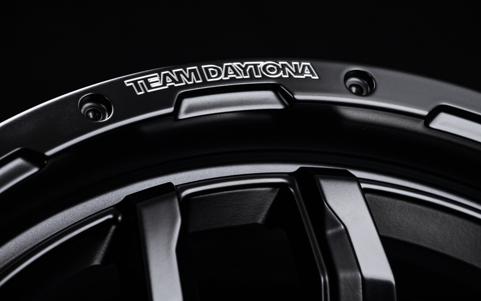 リム外周には「DAYTONA」と「RAYS」のロゴがあしらわれている