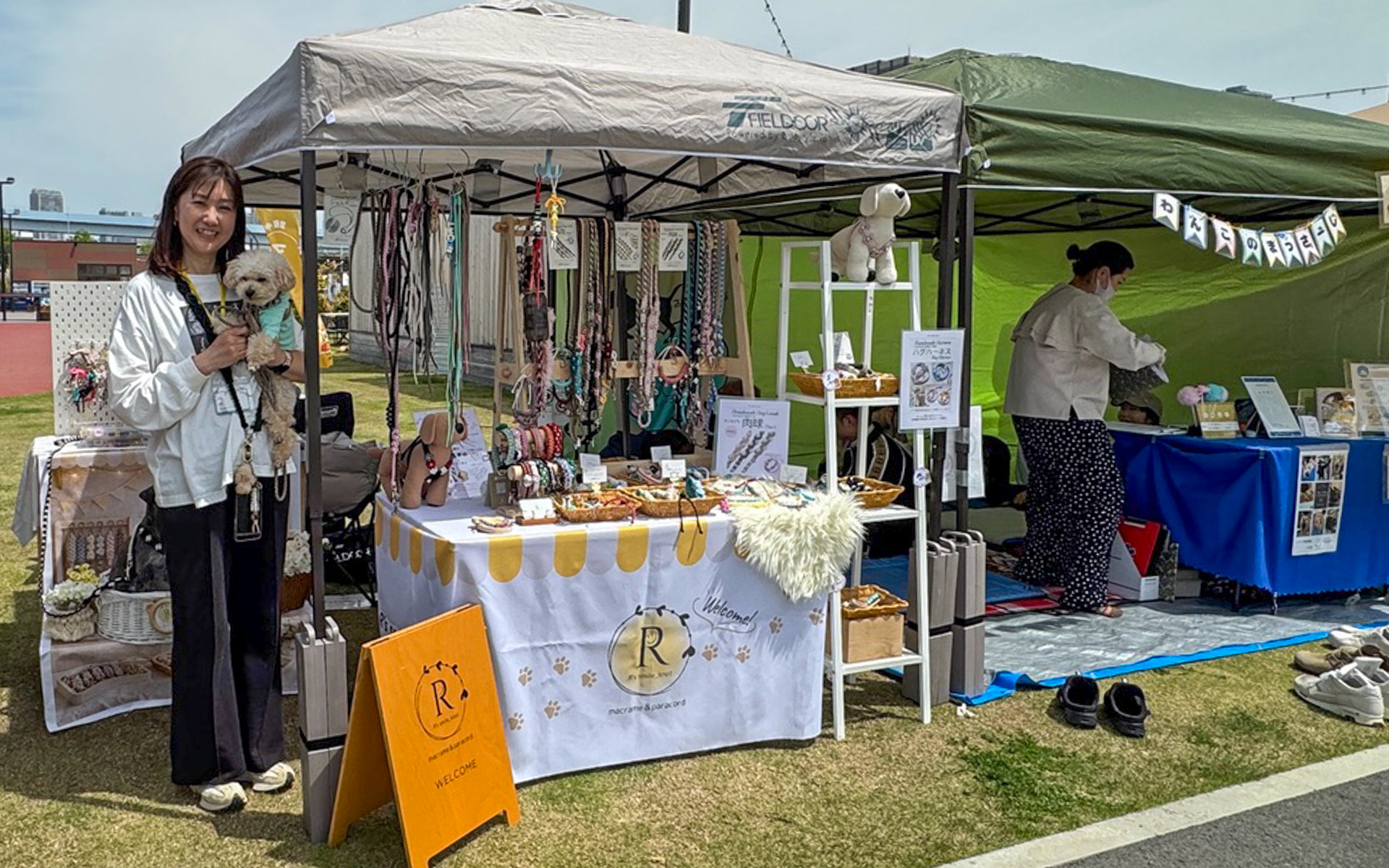 東京・有明で開催された「DOG Wanderland ARIAKE 2026」のマルシェに出店していた「R's smile_knot」はとってもオシャレなドッグアクセサリーのお店。私の妹と看板犬がお出迎えしてくれました
